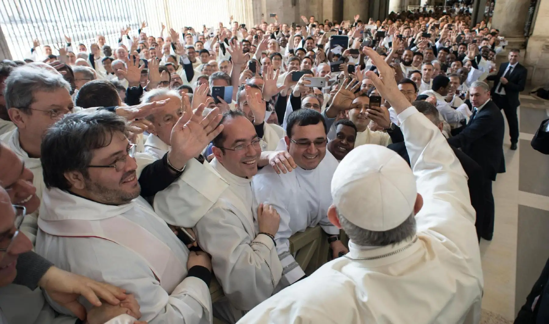Papa Francisco saluda a clérigos y sacerdotes tras oficiar la misa crismal de Jueves Santo, en la basílica de San Pedro, del Vaticano. Foto: EFE.