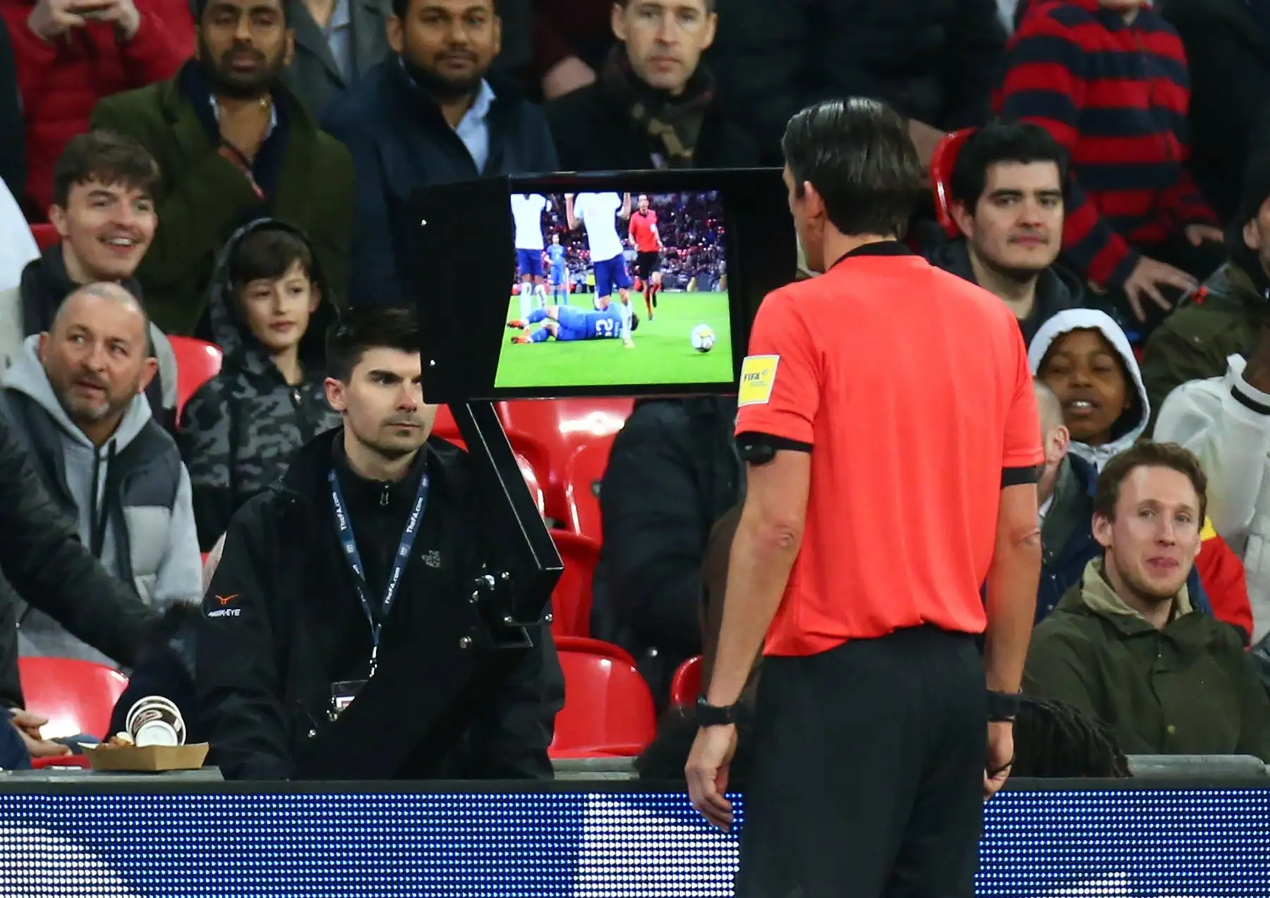 Arbitro observa el VAR. Foto: EFE