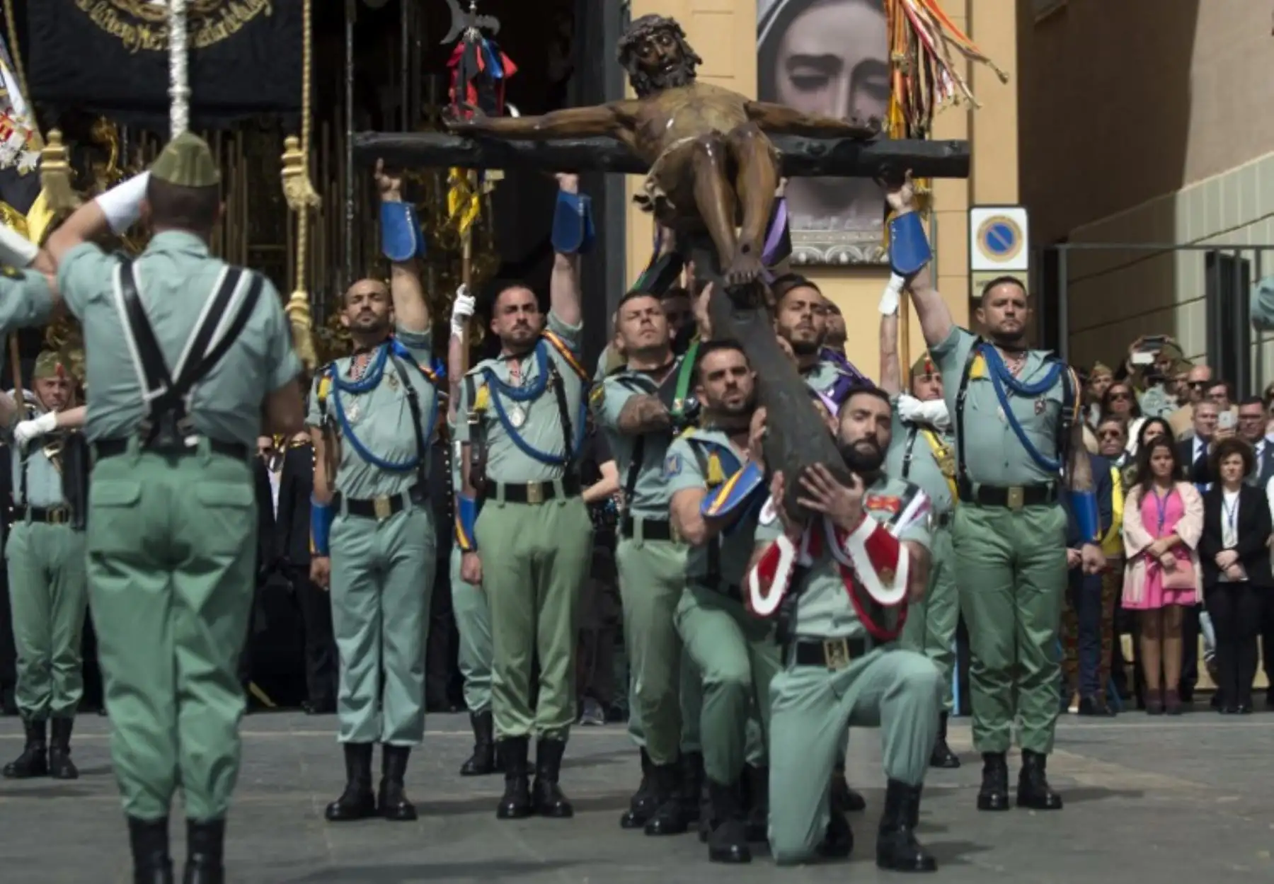 Legionarios españoles portan una figura del crucifijo que representa el "Cristo de la Buena Muerte", en la iglesia de Santo Domingo de Guzmán, durante la procesión de la Semana Santa del Cristo, en Málaga. Foto: AFP