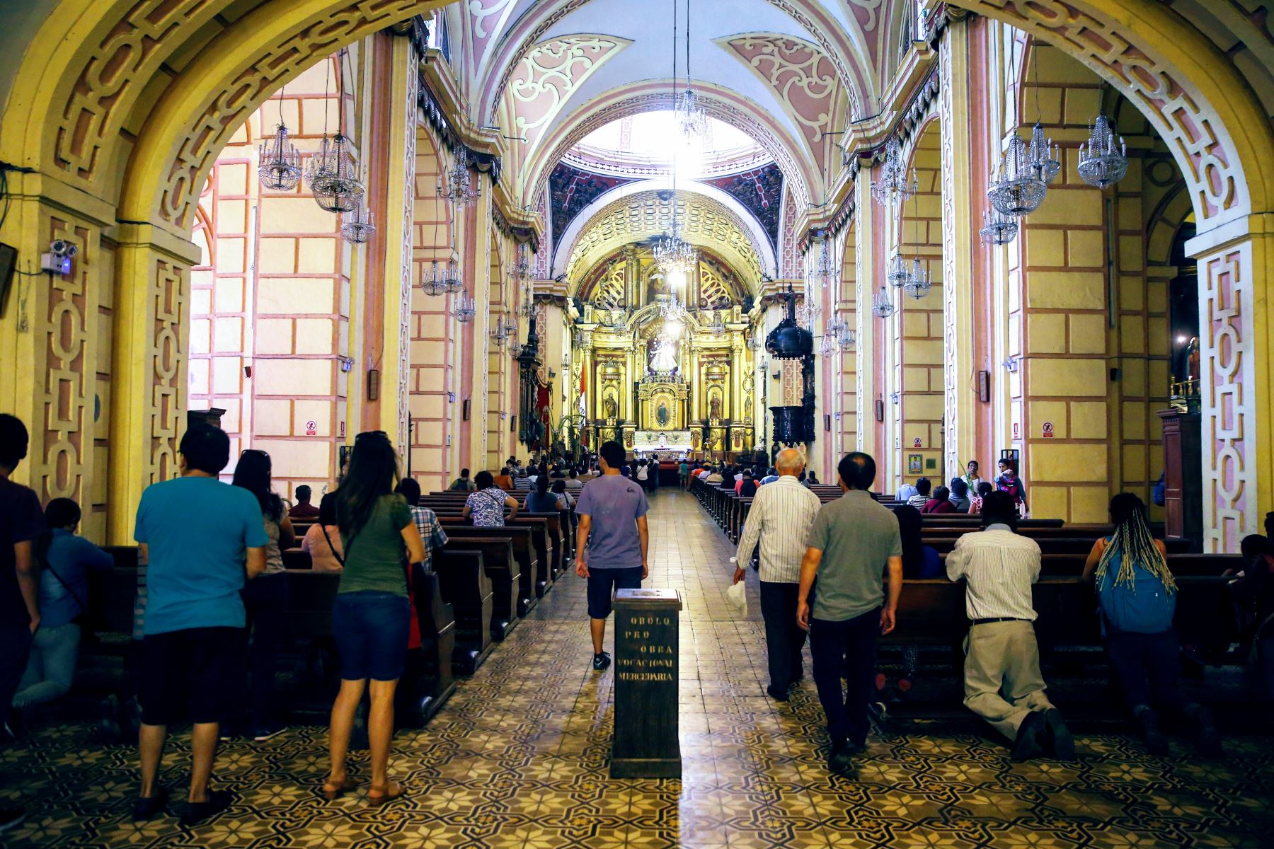 Masiva asistencia de fieles a las distintas iglesias de Lima por Semana Santa. Foto: ANDINA/Luis Iparraguirre