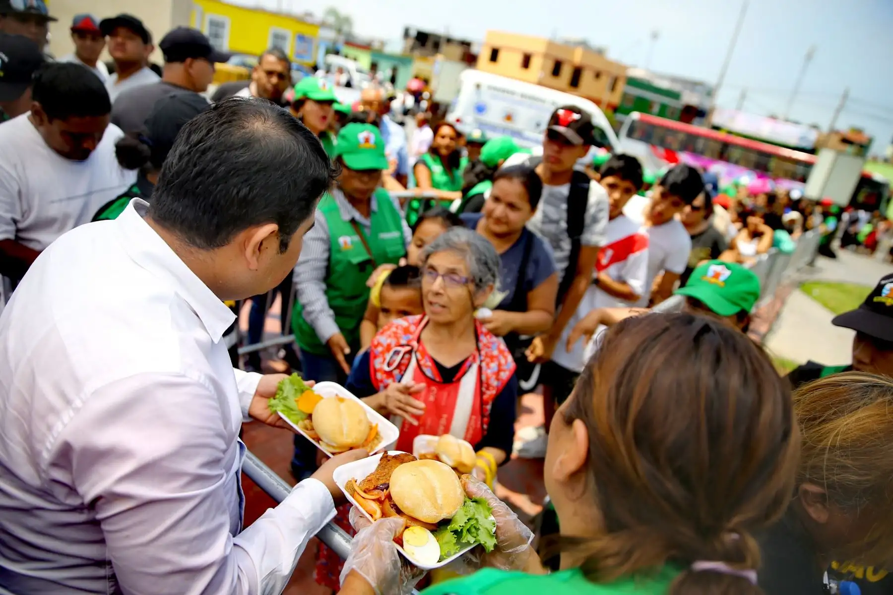 Cocineros de distintos restaurantes del primer puerto prepararon, con 250 kilos de bonito, el escabeche más grande del Callao, que fue degustado por la población en la plaza Santa Rosa de Chucuito. Foto: ANDINA/Luis Iparraguirre.