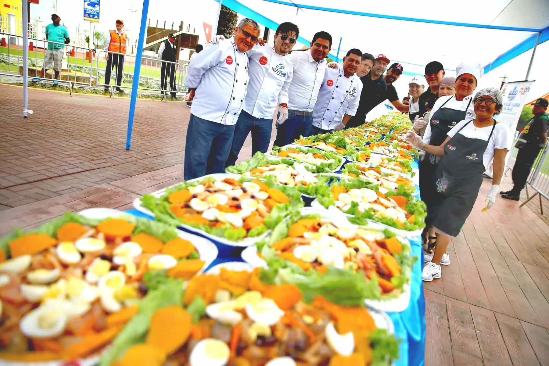 Cocineros de distintos restaurantes del primer puerto prepararon, con 250 kilos de bonito, el escabeche más grande del Callao, que fue degustado por la población en la plaza Santa Rosa de Chucuito. Foto: ANDINA/Luis Iparraguirre.