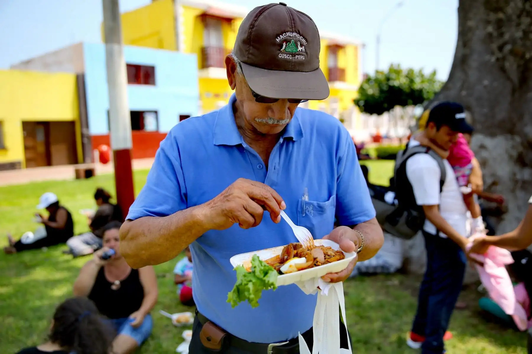 Cocineros de distintos restaurantes del primer puerto prepararon, con 250 kilos de bonito, el escabeche más grande del Callao, que fue degustado por la población en la plaza Santa Rosa de Chucuito. Foto: ANDINA/Luis Iparraguirre.