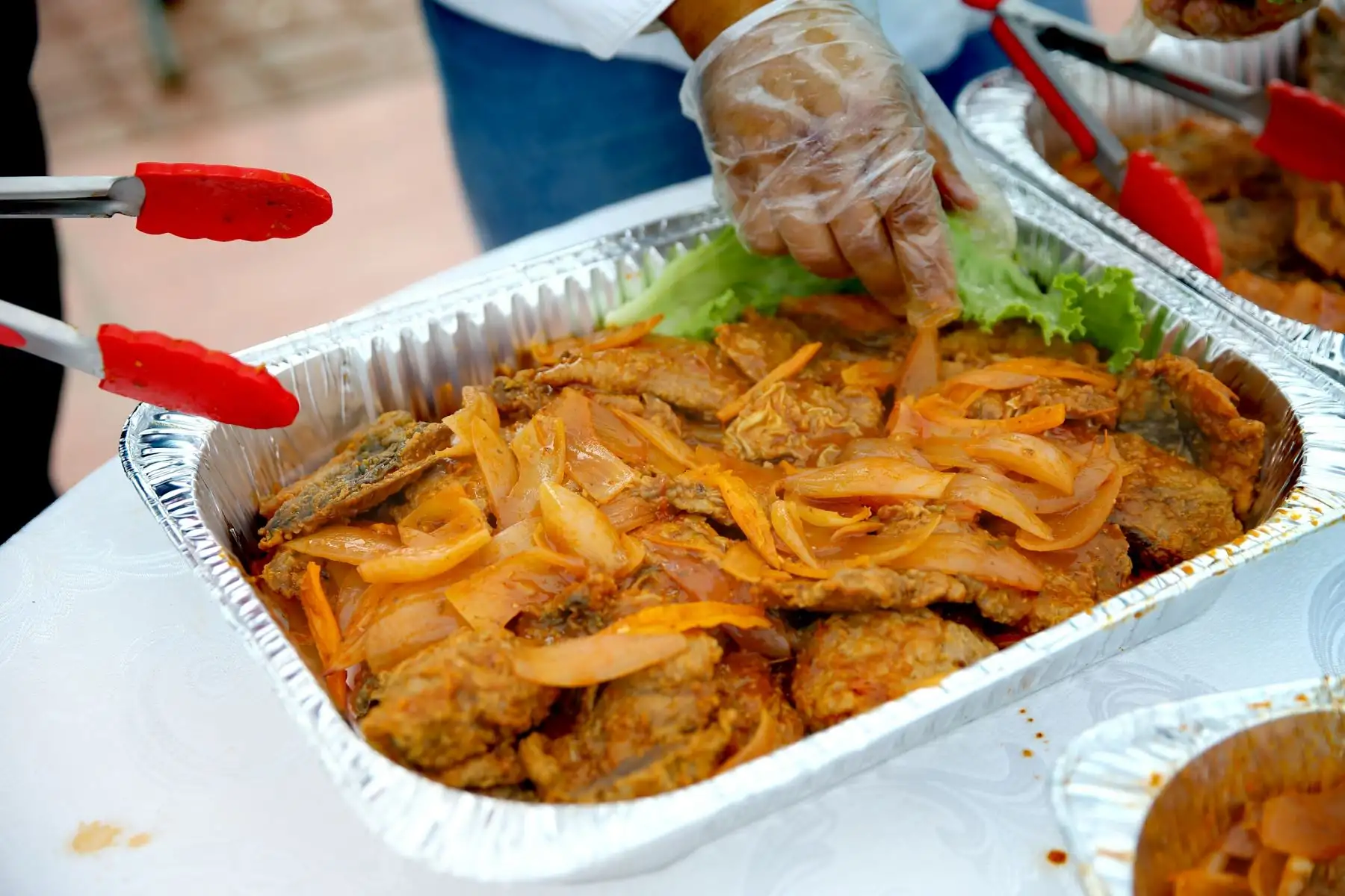 Cocineros de distintos restaurantes del primer puerto prepararon, con 250 kilos de bonito, el escabeche más grande del Callao, que fue degustado por la población en la plaza Santa Rosa de Chucuito. Foto: ANDINA/Luis Iparraguirre.