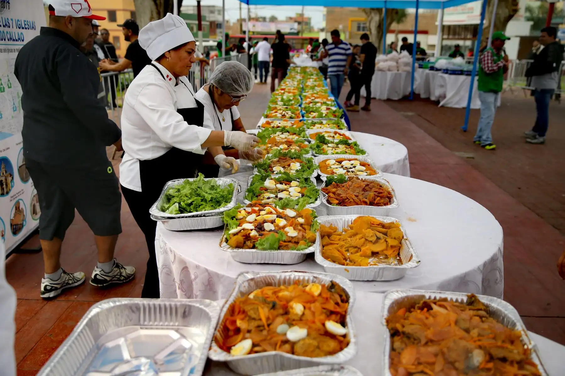 Cocineros de distintos restaurantes del primer puerto prepararon, con 250 kilos de bonito, el escabeche más grande del Callao, que fue degustado por la población en la plaza Santa Rosa de Chucuito. Foto: ANDINA/Luis Iparraguirre.