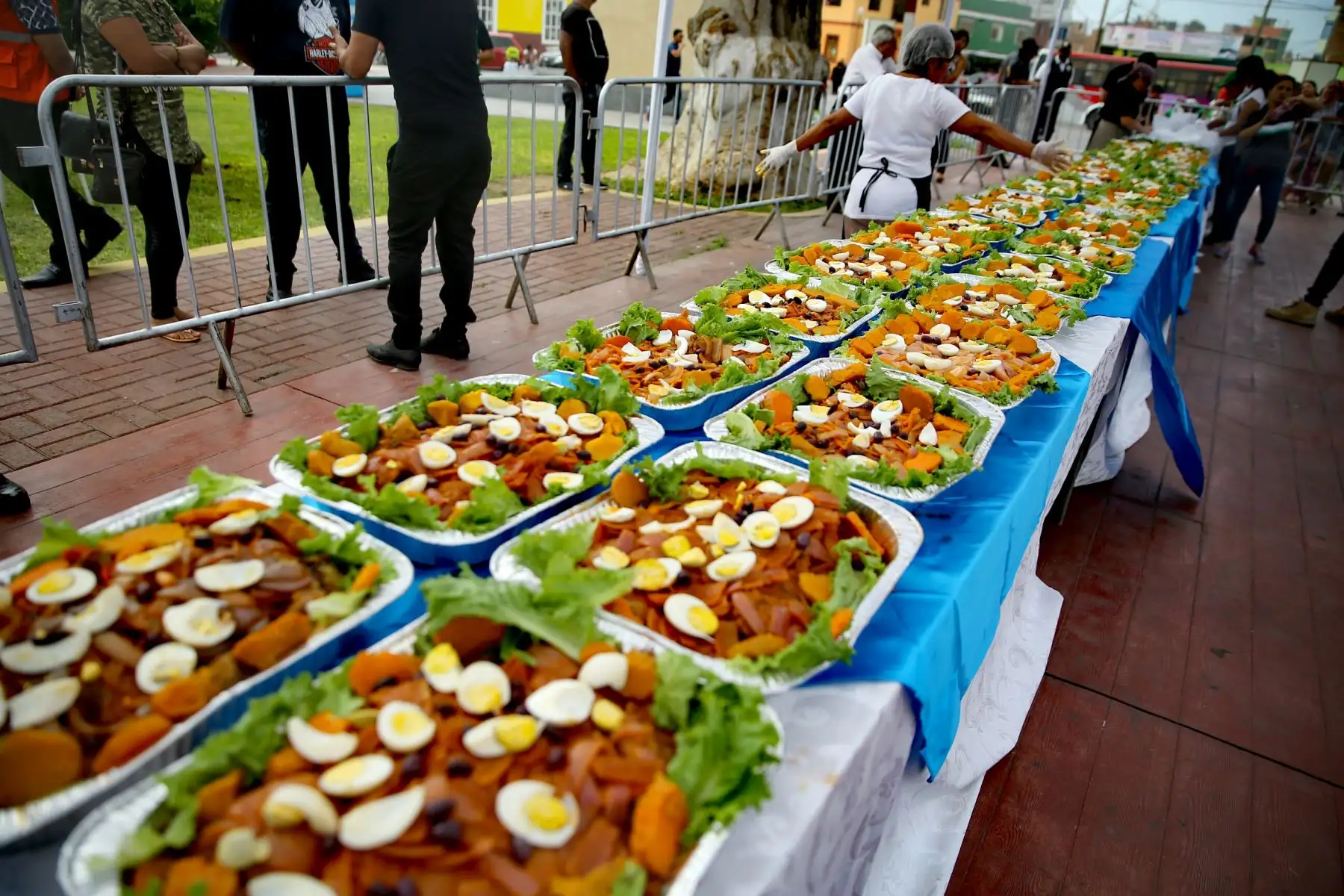 Cocineros de distintos restaurantes del primer puerto prepararon, con 250 kilos de bonito, el escabeche más grande del Callao, que fue degustado por la población en la plaza Santa Rosa de Chucuito. Foto: ANDINA/Luis Iparraguirre.