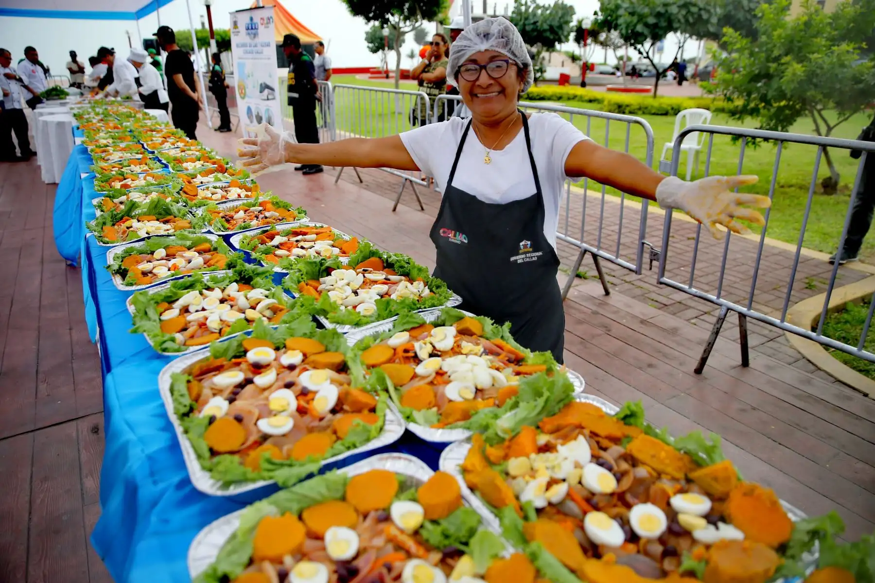 Cocineros de distintos restaurantes del primer puerto prepararon, con 250 kilos de bonito, el escabeche más grande del Callao, que fue degustado por la población en la plaza Santa Rosa de Chucuito. Foto: ANDINA/Luis Iparraguirre.