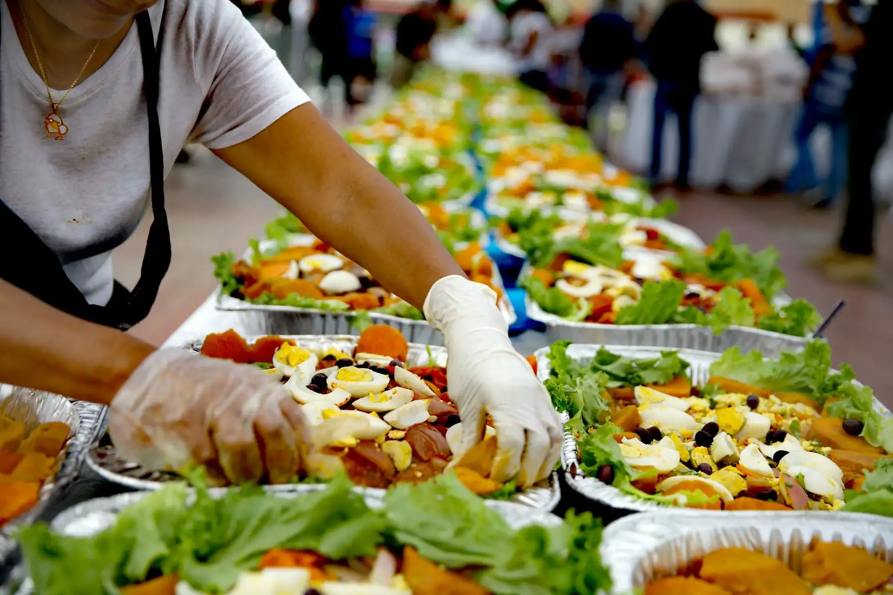 Cocineros de distintos restaurantes del primer puerto prepararon, con 250 kilos de bonito, el escabeche más grande del Callao, que fue degustado por la población en la plaza Santa Rosa de Chucuito. Foto: ANDINA/Luis Iparraguirre.