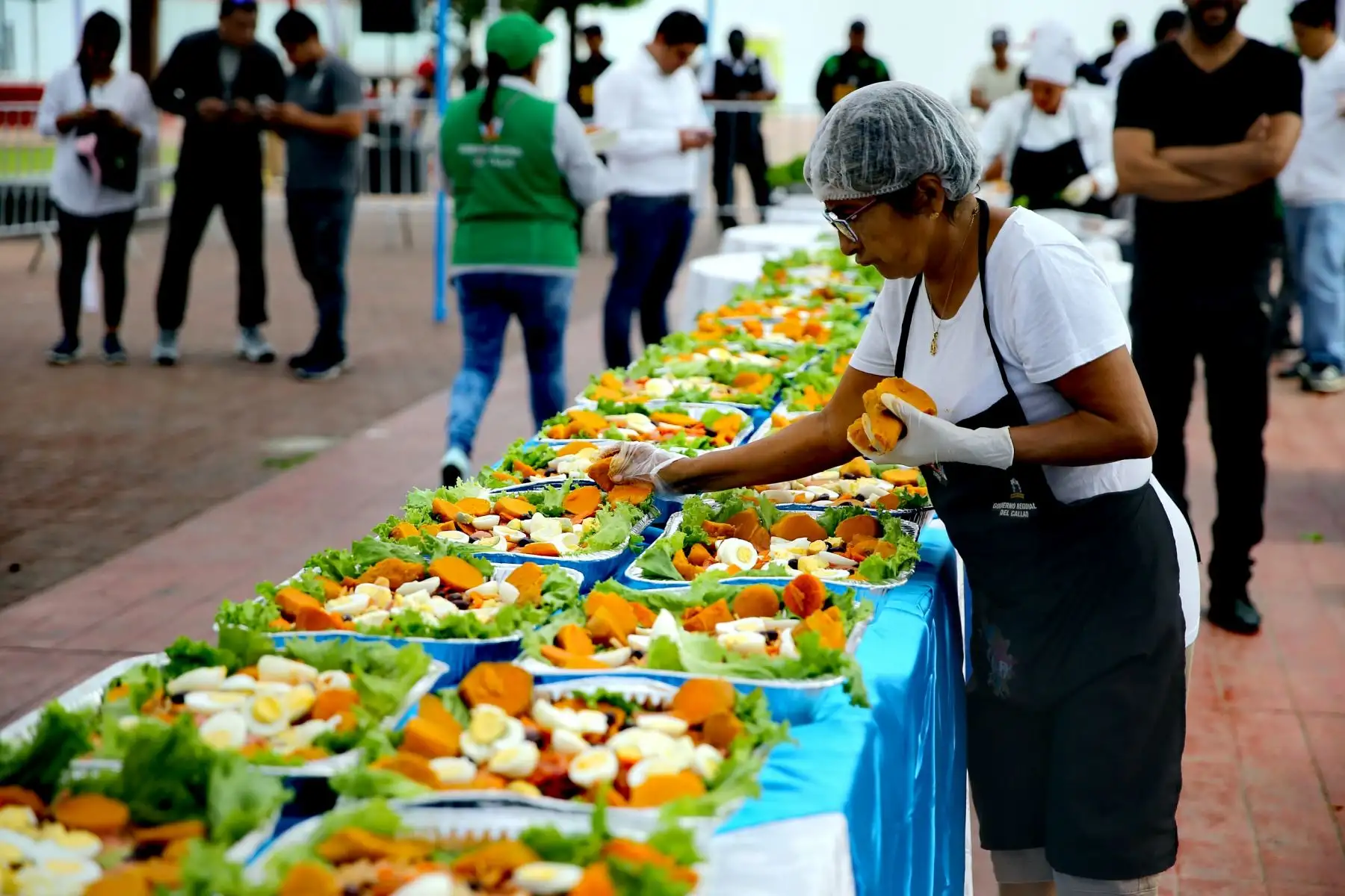 Cocineros de distintos restaurantes del primer puerto prepararon, con 250 kilos de bonito, el escabeche más grande del Callao, que fue degustado por la población en la plaza Santa Rosa de Chucuito. Foto: ANDINA/Luis Iparraguirre.