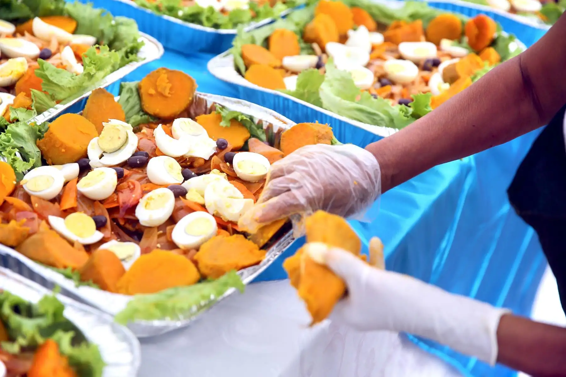 Cocineros de distintos restaurantes del primer puerto prepararon, con 250 kilos de bonito, el escabeche más grande del Callao, que fue degustado por la población en la plaza Santa Rosa de Chucuito. Foto: ANDINA/Luis Iparraguirre.