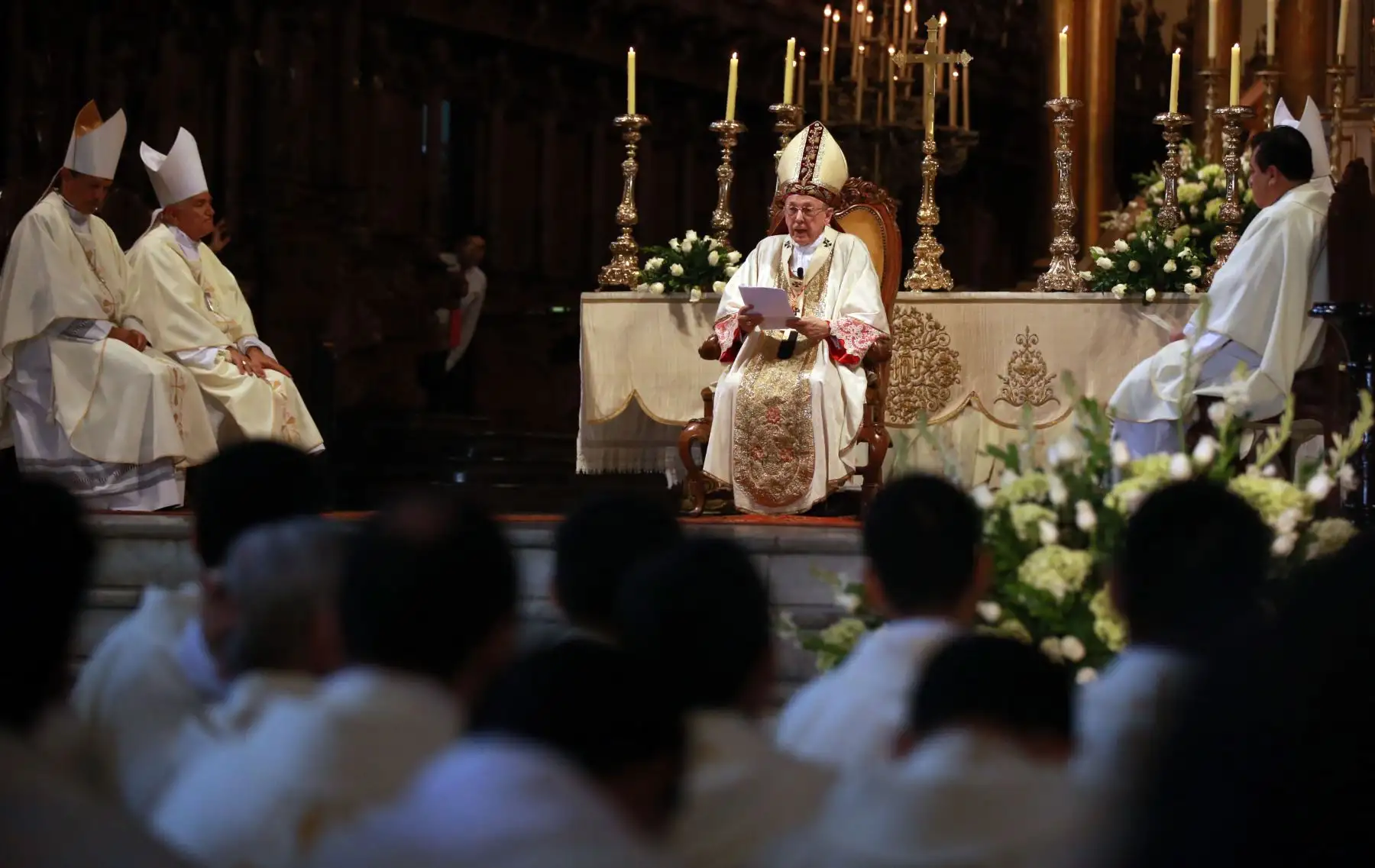 Sacerdotes de la Arquidiócesis de Lima renovaron sus promesas de  plenitud sacerdotal, en la misa crismal, ante el cardenal Juan Luis Cipriani Thorne. Foto. ANDINA/Jhony Laurente.