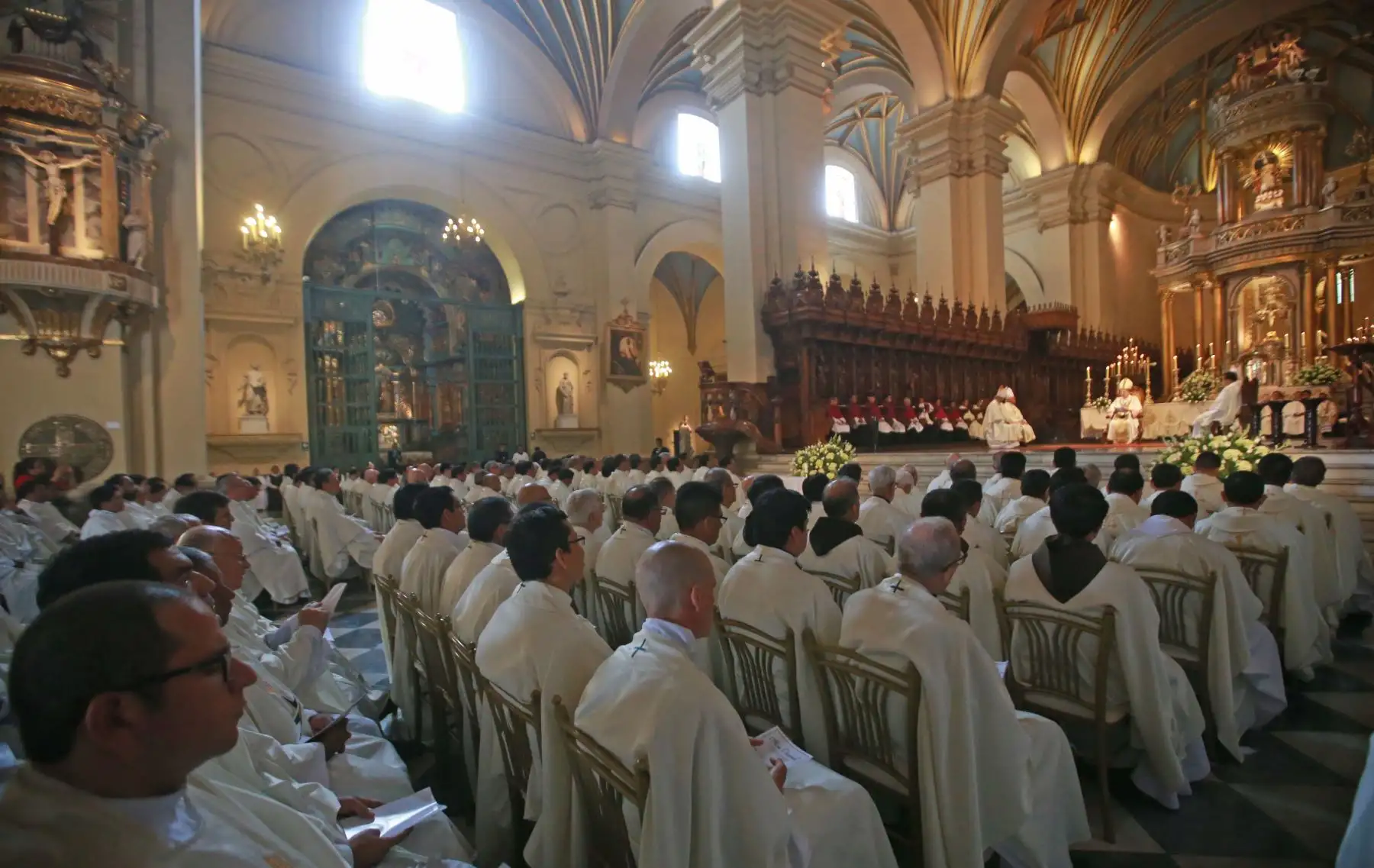 Sacerdotes de la Arquidiócesis de Lima renovaron sus promesas de  plenitud sacerdotal, en la misa crismal, ante el cardenal Juan Luis Cipriani Thorne. Foto. ANDINA/Jhony Laurente.