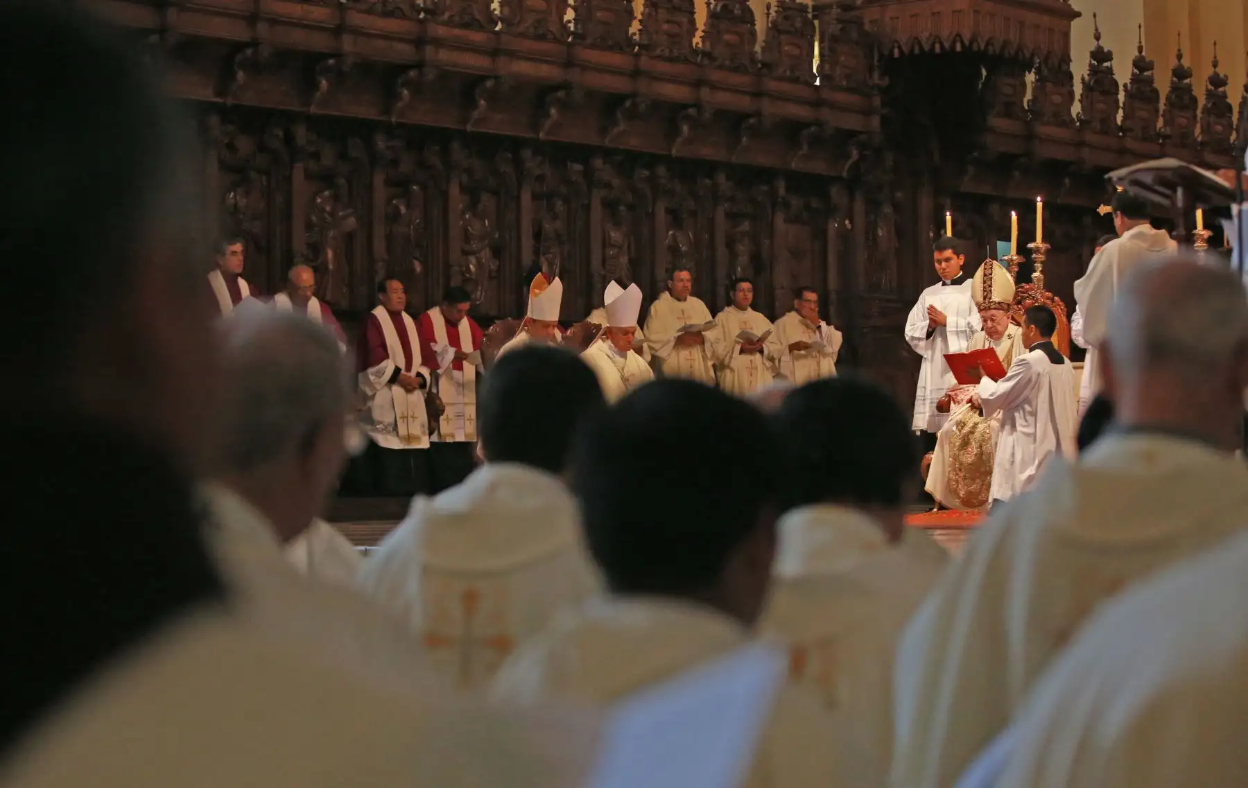Sacerdotes de la Arquidiócesis de Lima renovaron sus promesas de  plenitud sacerdotal, en la misa crismal, ante el cardenal Juan Luis Cipriani Thorne. Foto. ANDINA/Jhony Laurente.