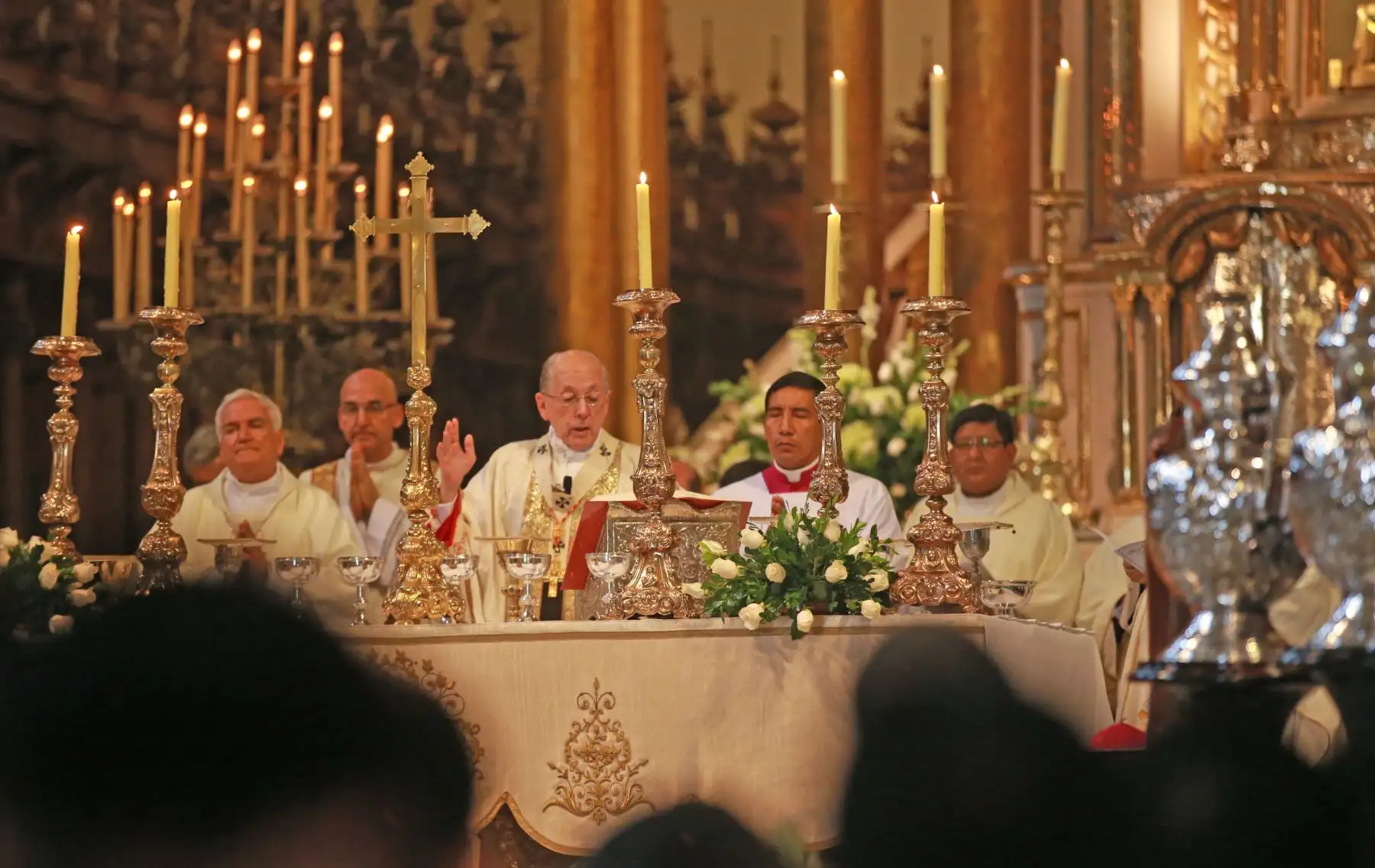 Sacerdotes de la Arquidiócesis de Lima renovaron sus promesas de  plenitud sacerdotal, en la misa crismal, ante el cardenal Juan Luis Cipriani Thorne. Foto. ANDINA/Jhony Laurente.