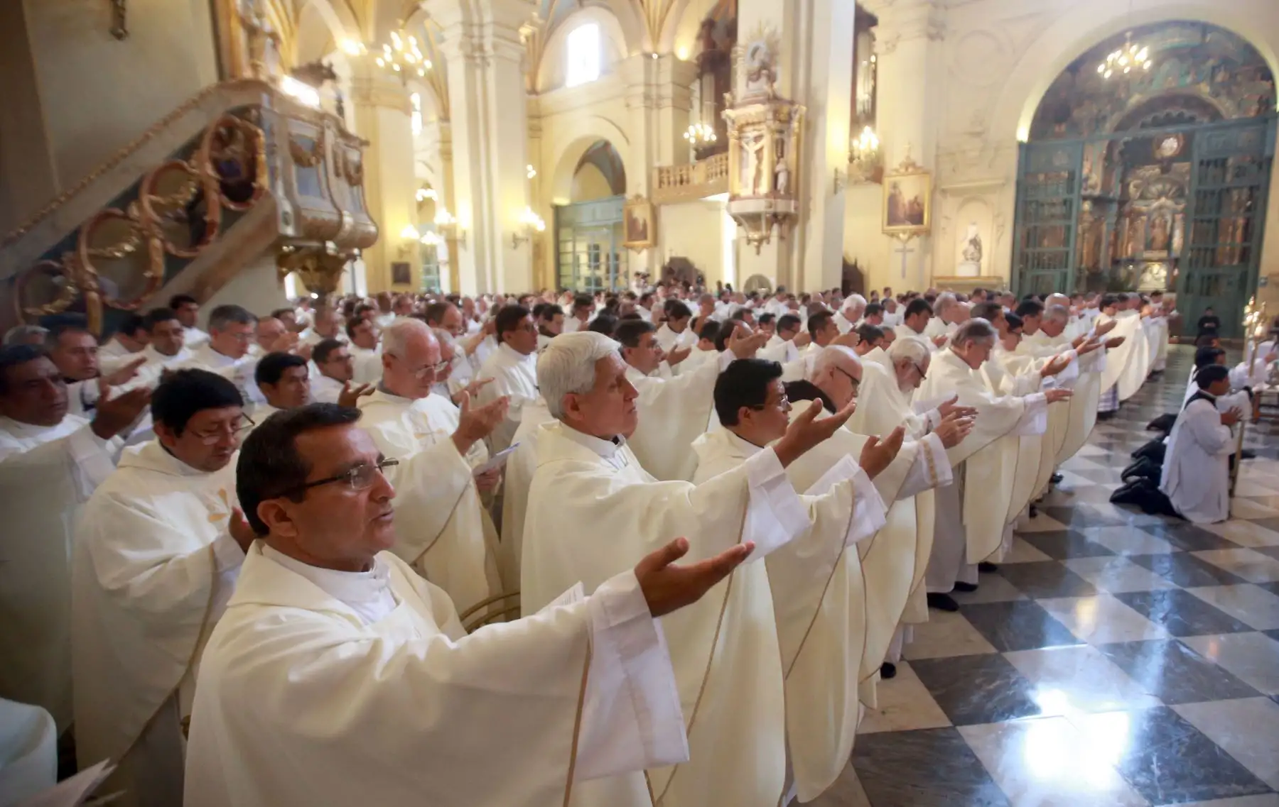 Sacerdotes de la Arquidiócesis de Lima renovaron sus promesas de  plenitud sacerdotal, en la misa crismal, ante el cardenal Juan Luis Cipriani Thorne. Foto. ANDINA/Jhony Laurente.