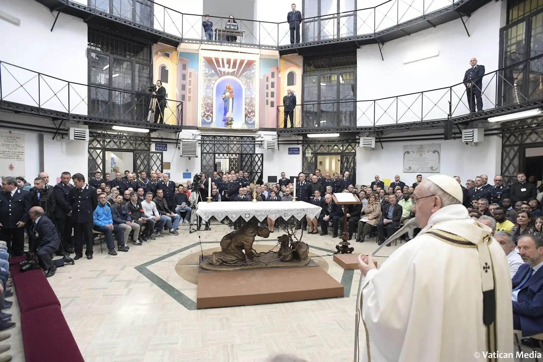 Papa Francisco lava los pies de reclusos. Foto: AFP