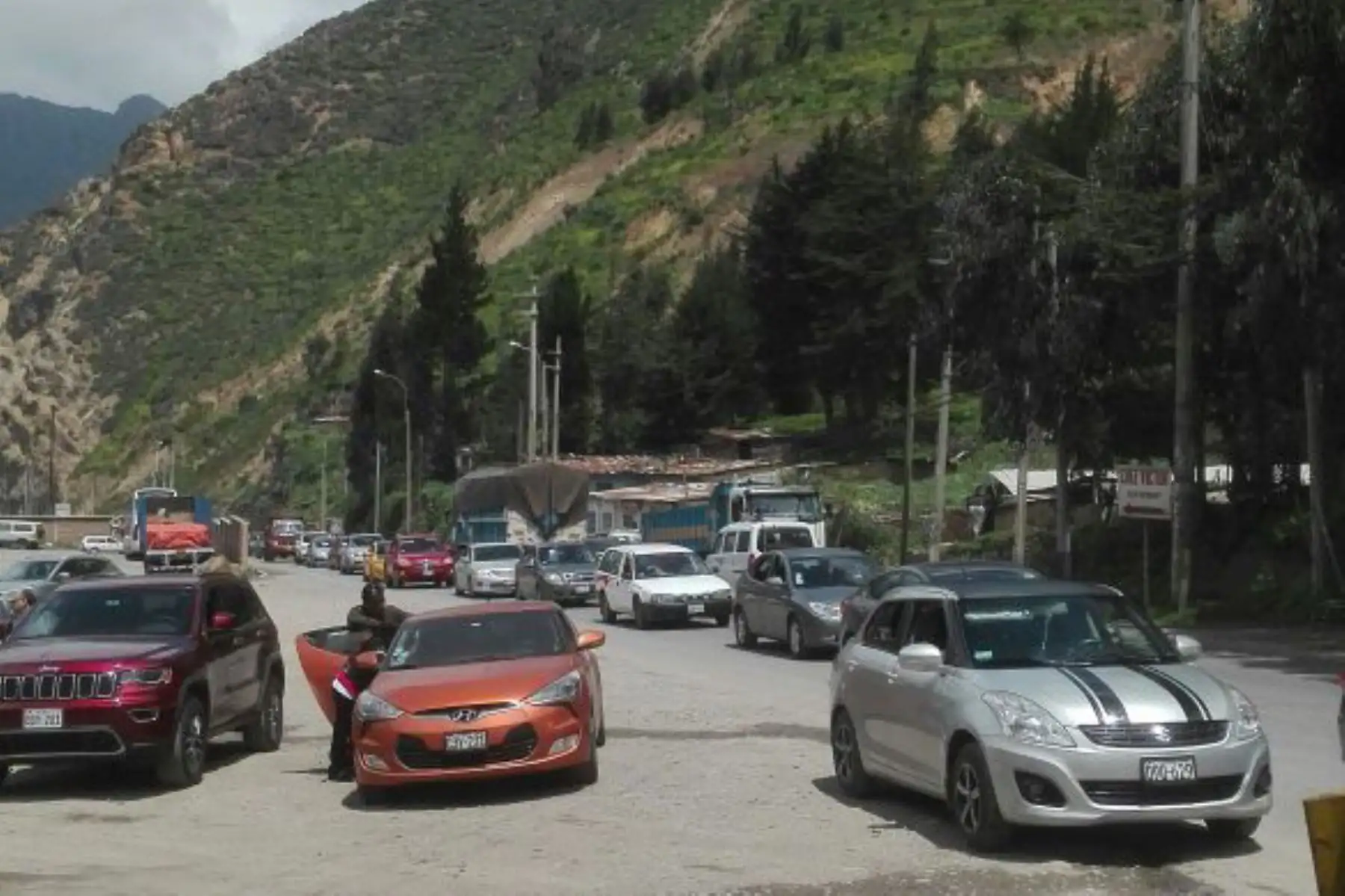 Conductores invaden carriles y congestionan tránsito en la carretera Central.