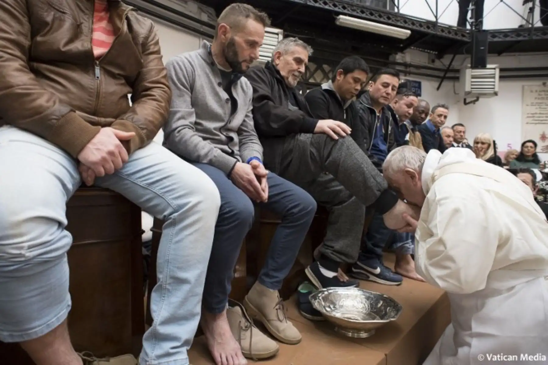 El Papa Francisco lava los pies de los reclusos en la prisión "Regina Coeli" en Roma. Foto:AFP