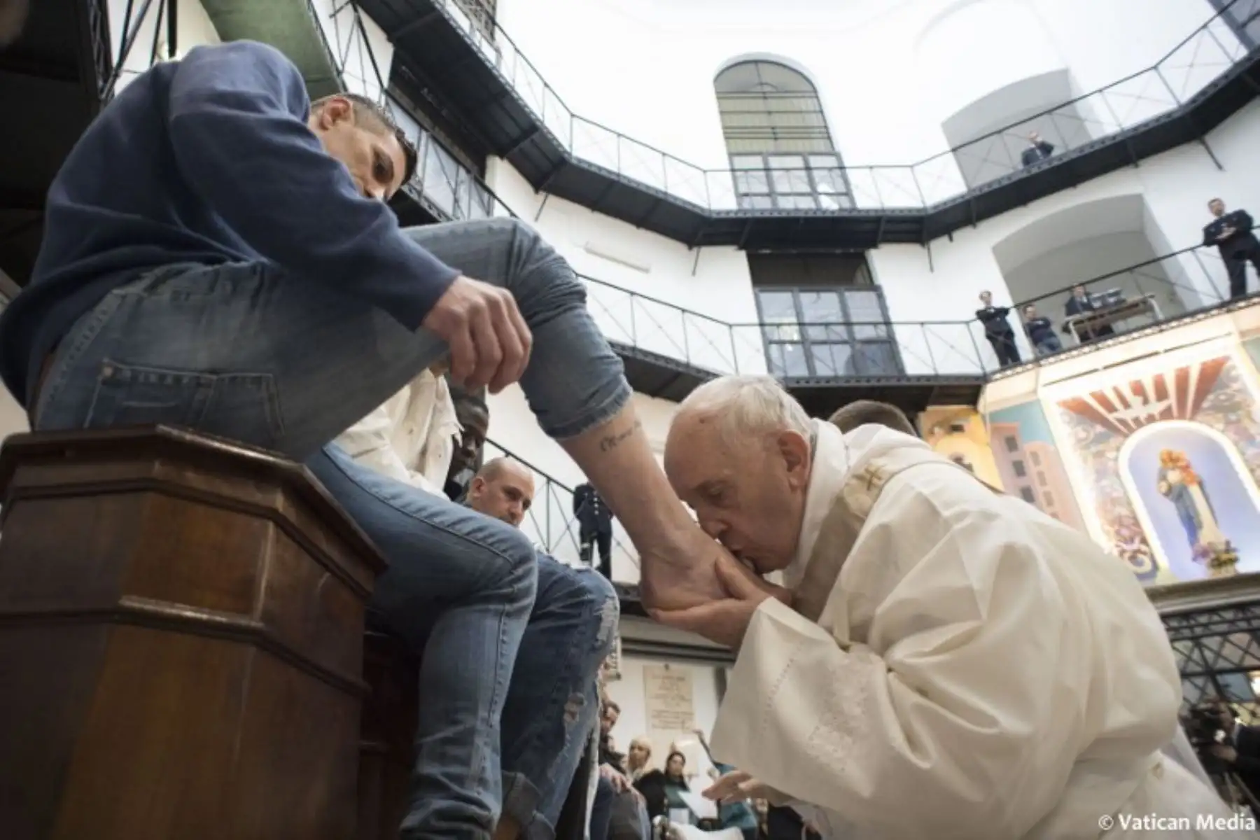 el Papa Francisco lava los pies de los reclusos en la prisión "Regina Coeli" en Roma.Foto: AFP