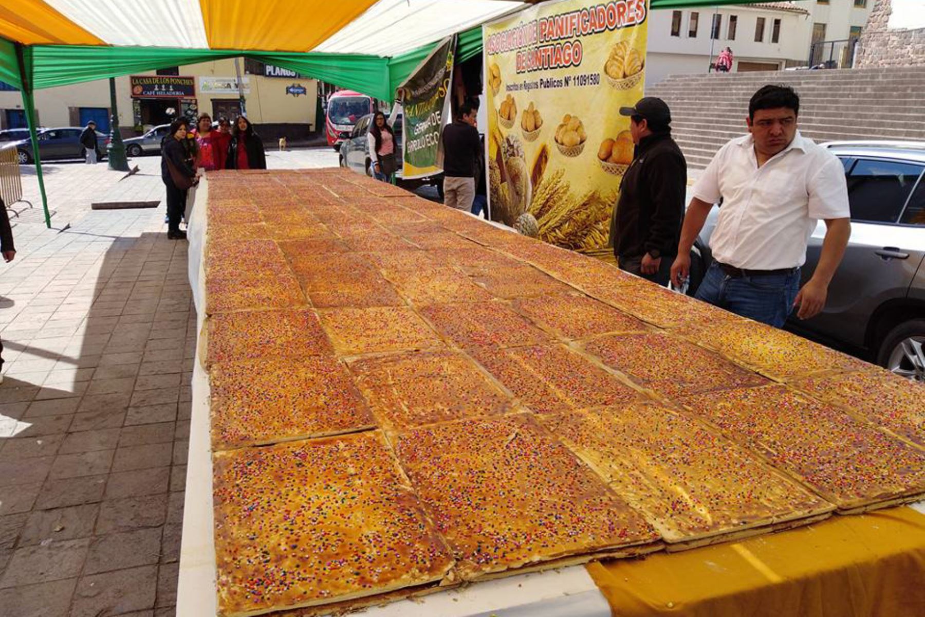 Panaderos de Cusco elaboran la empanada más dulce del mundo. ANDINA/Percy Hurtado