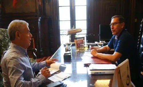 Presidente Martín Vizcarra se reúne con legislador César Villanueva.