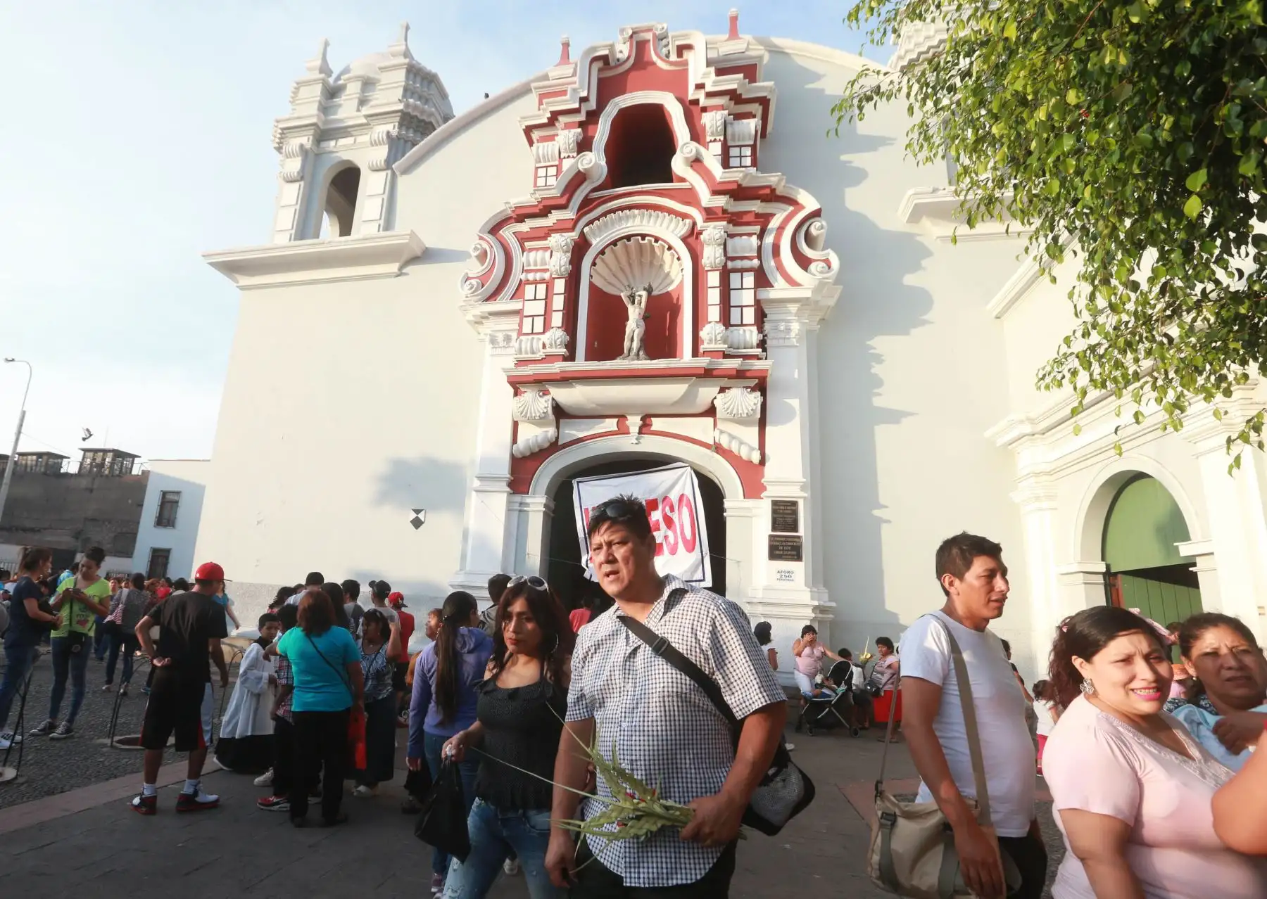 Masiva asistencia de fieles a las distintas iglesias de Lima por Semana Santa. Foto: ANDINA/Vidal Tarqui