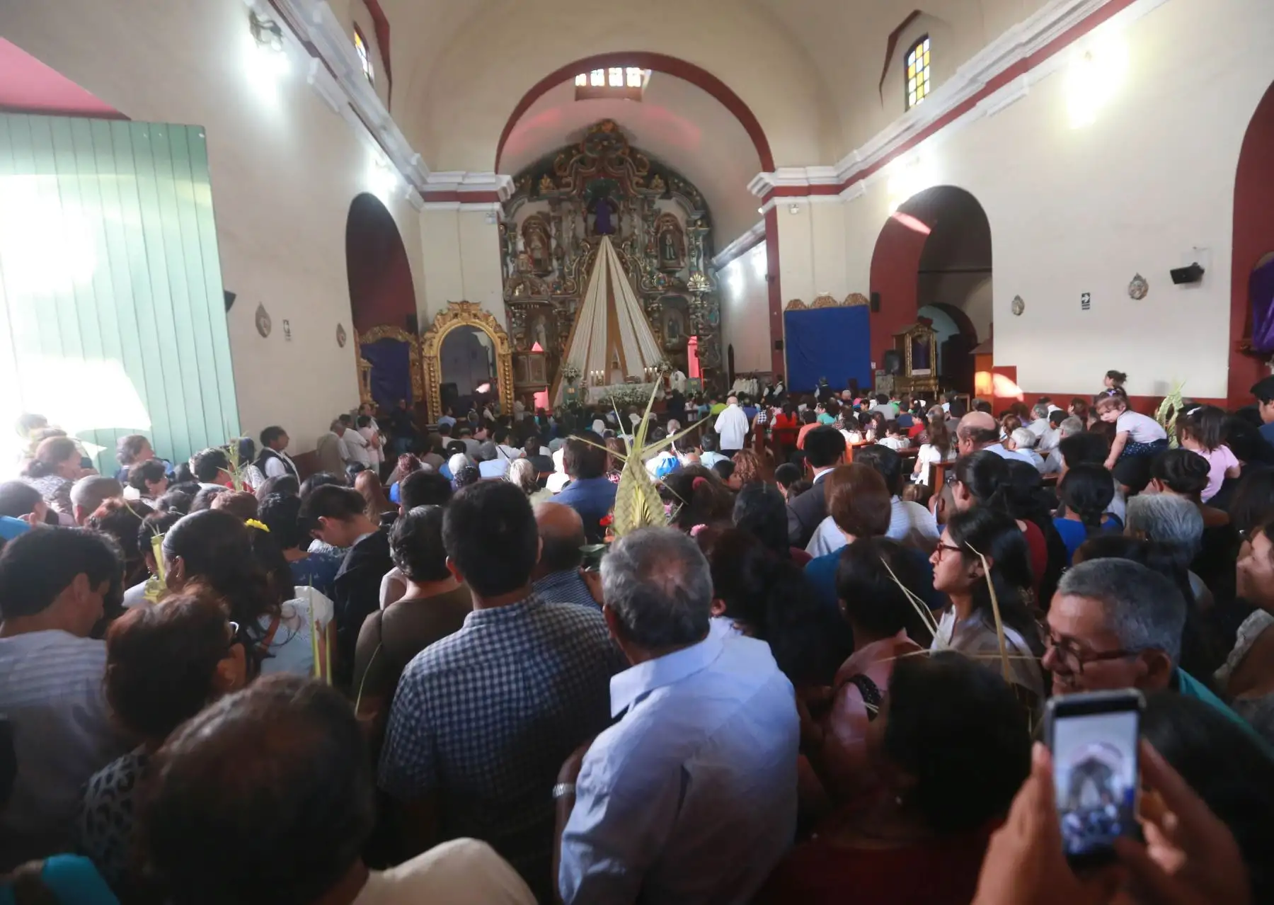 Masiva asistencia de fieles a las distintas iglesias de Lima por Semana Santa. Foto: ANDINA/Vidal Tarqui