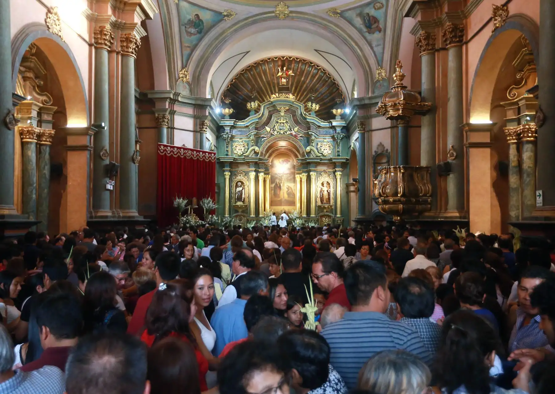Masiva asistencia de fieles a las distintas iglesias de Lima por Semana Santa. Foto: ANDINA/Vidal Tarqui