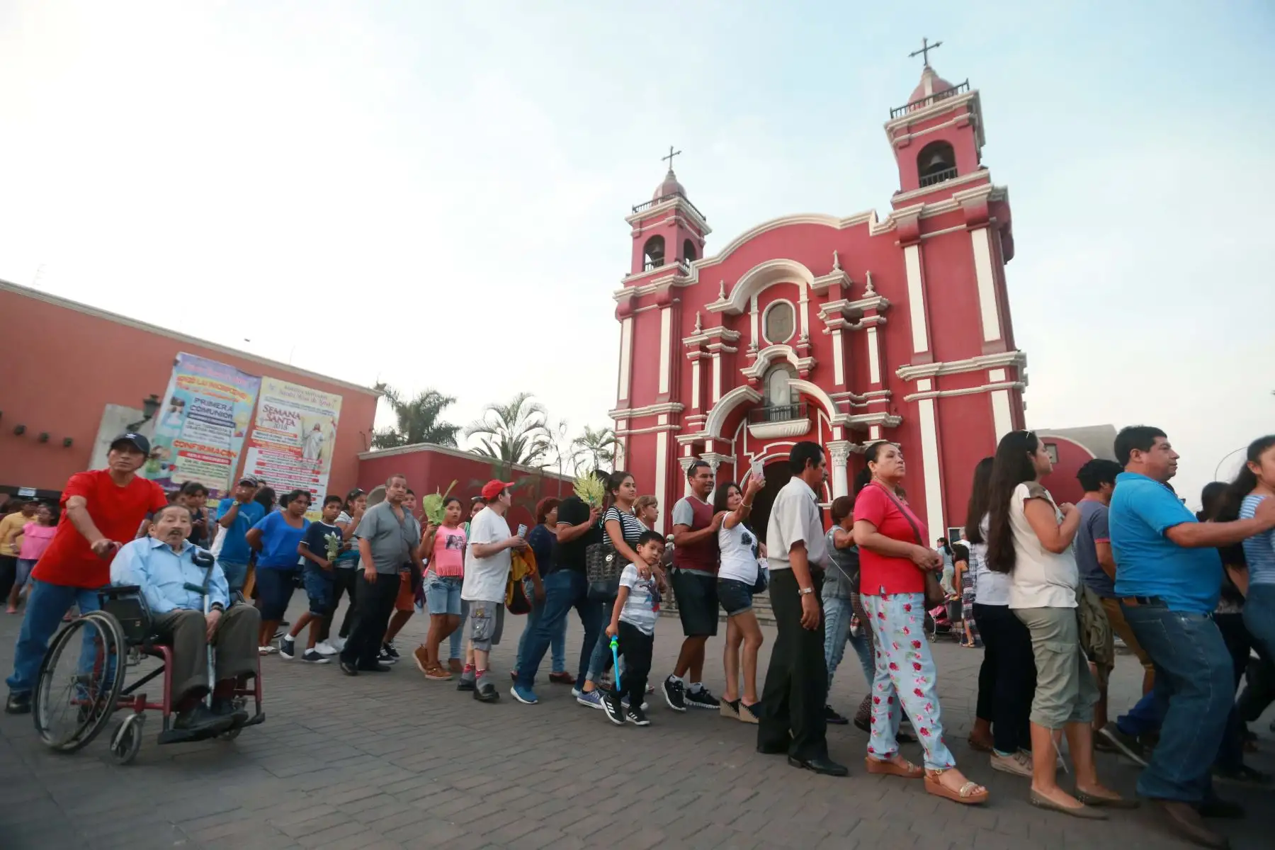 Masiva asistencia de fieles a las distintas iglesias de Lima por Semana Santa. Foto: ANDINA/Vidal Tarqui