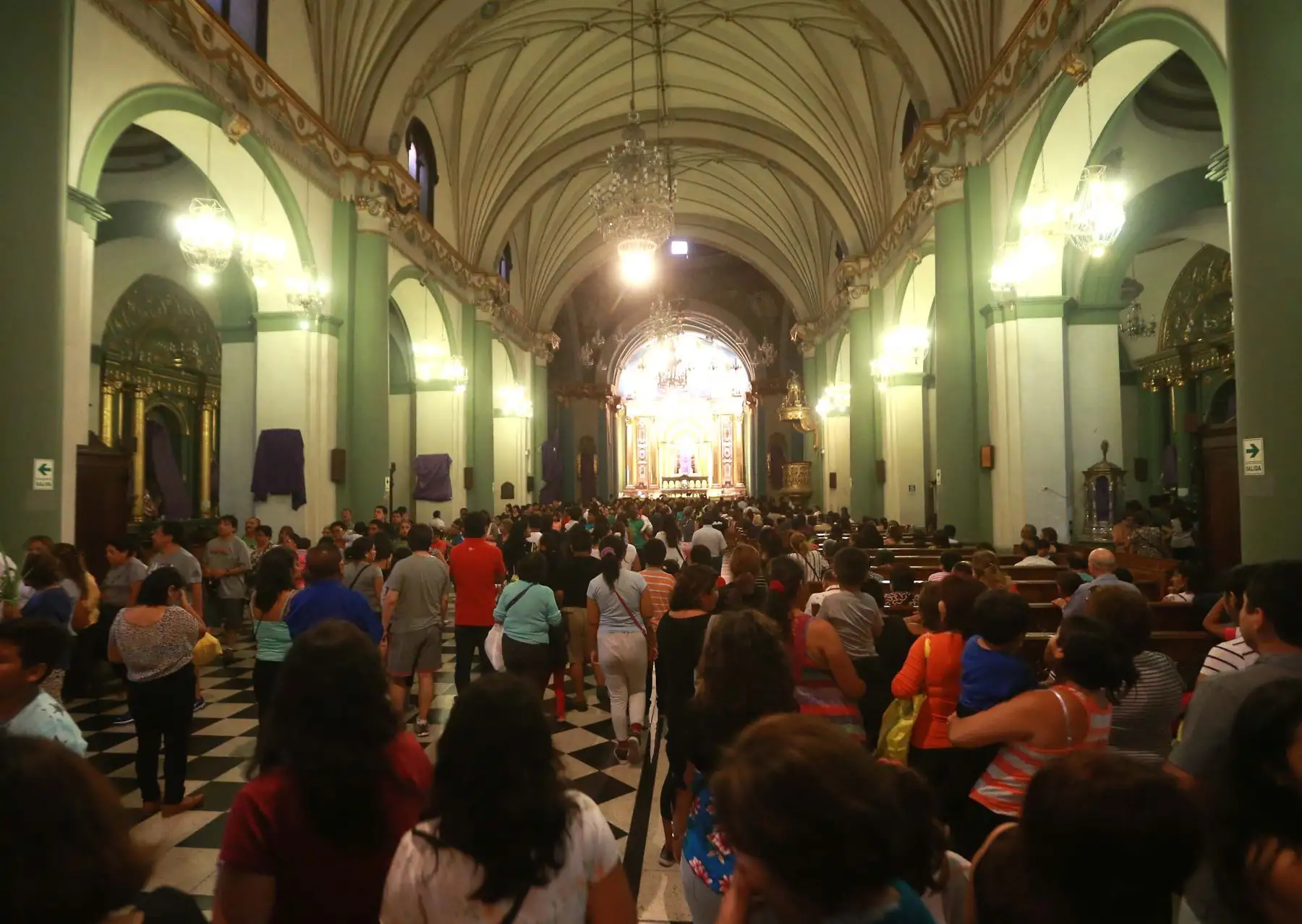 Masiva asistencia de fieles a las distintas iglesias de Lima por Semana Santa. Foto: ANDINA/Vidal Tarqui