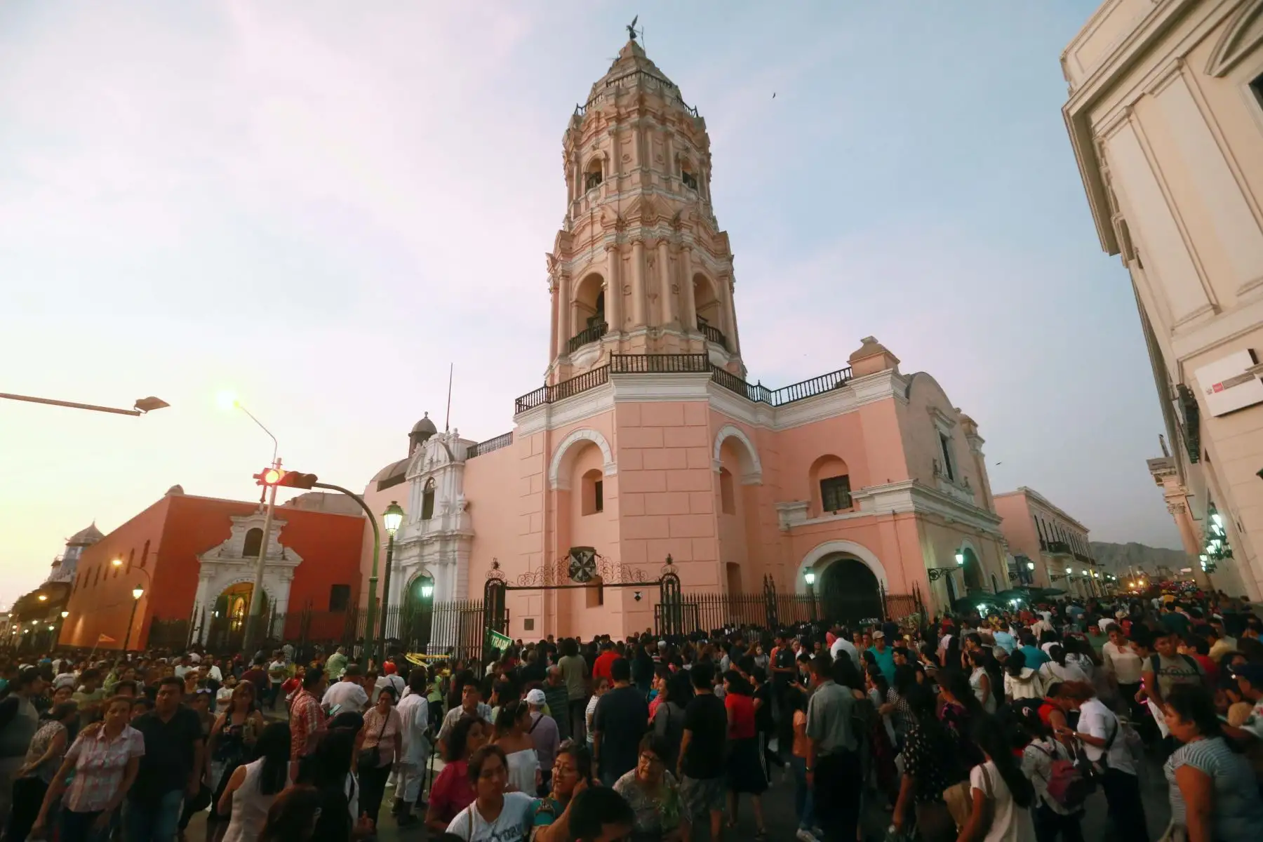 Masiva asistencia de fieles a las distintas iglesias de Lima por Semana Santa. Foto: ANDINA/Vidal Tarqui