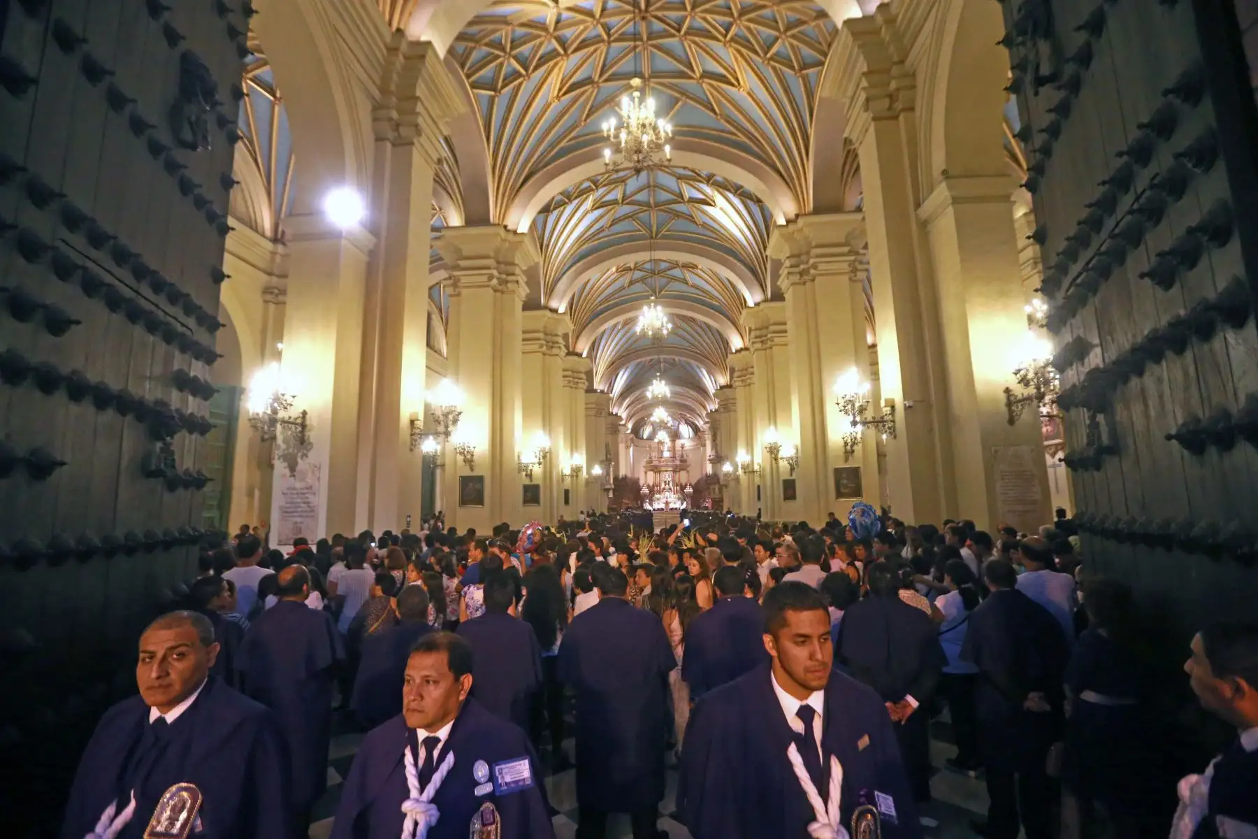 Masiva asistencia de fieles a las distintas iglesias de Lima por Semana Santa. Foto: ANDINA/Vidal Tarqui