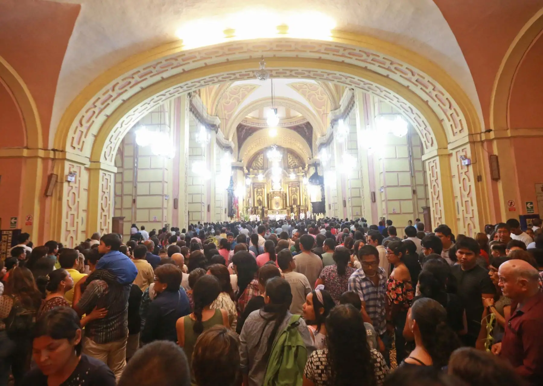 Masiva asistencia de fieles a las distintas iglesias de Lima por Semana Santa. Foto: ANDINA/Vidal Tarqui
