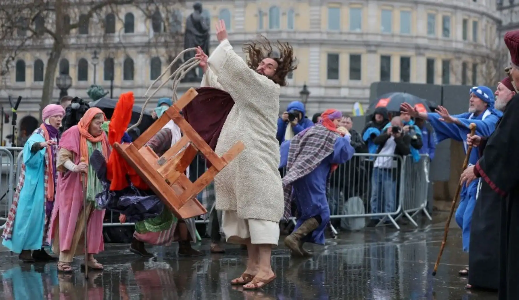 Presentación de la "Pasión de Jesús" de Wintershall por Viernes Santo en Trafalgar Square Londres.Foto.AFP