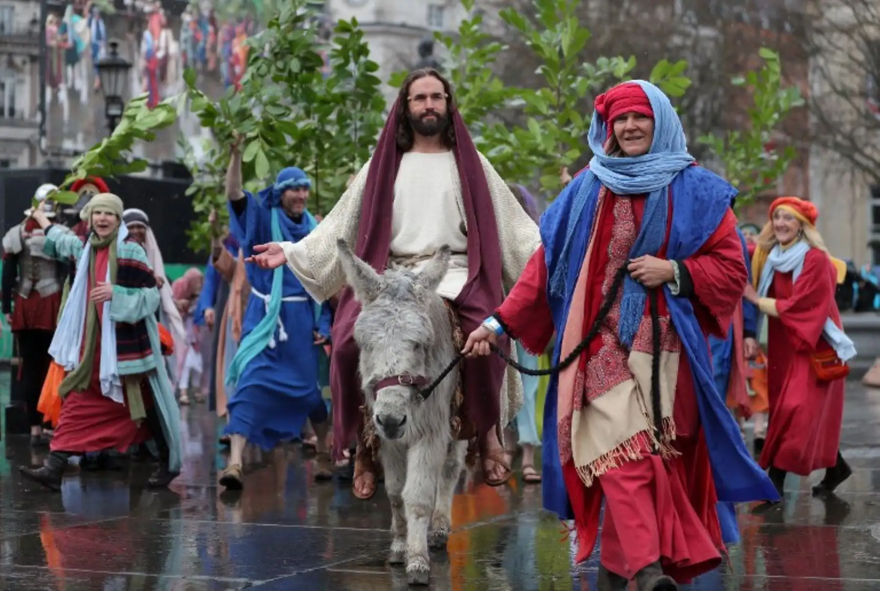El actor James Burke-Dunsmore llega a un burro mientras interpreta el papel de Jesucristo, en la presentación de "La pasión de Jesús" de Wintershall del Viernes Santo en Trafalgar Square Londres.Foto:AFP