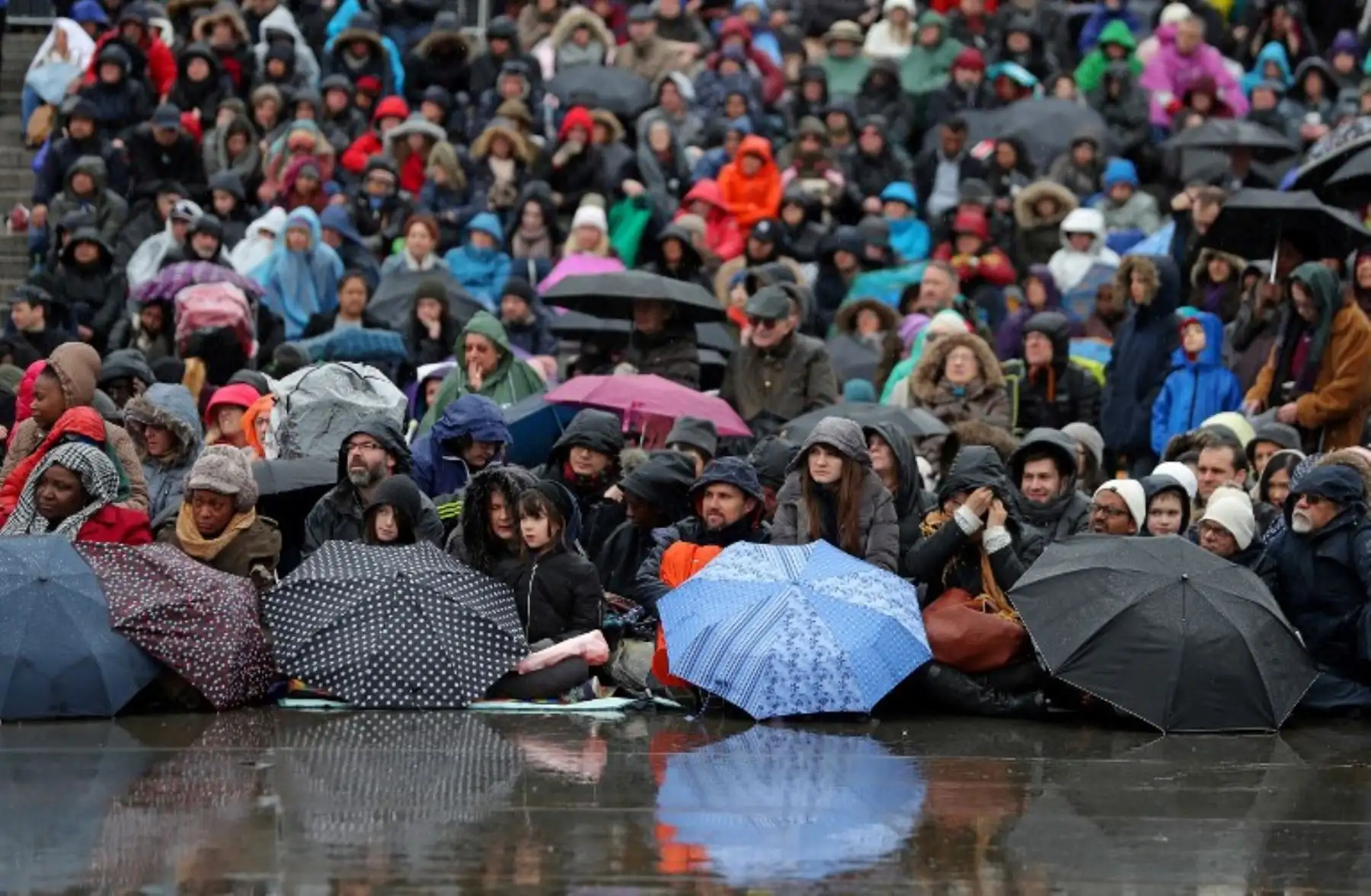 Los actores interpretan a los guardias romanos llevan sus escudos durante la presentación de "La pasión de Jesús" de Wintershall el Viernes Santo en Trafalgar Square en Londres Foto:AFP