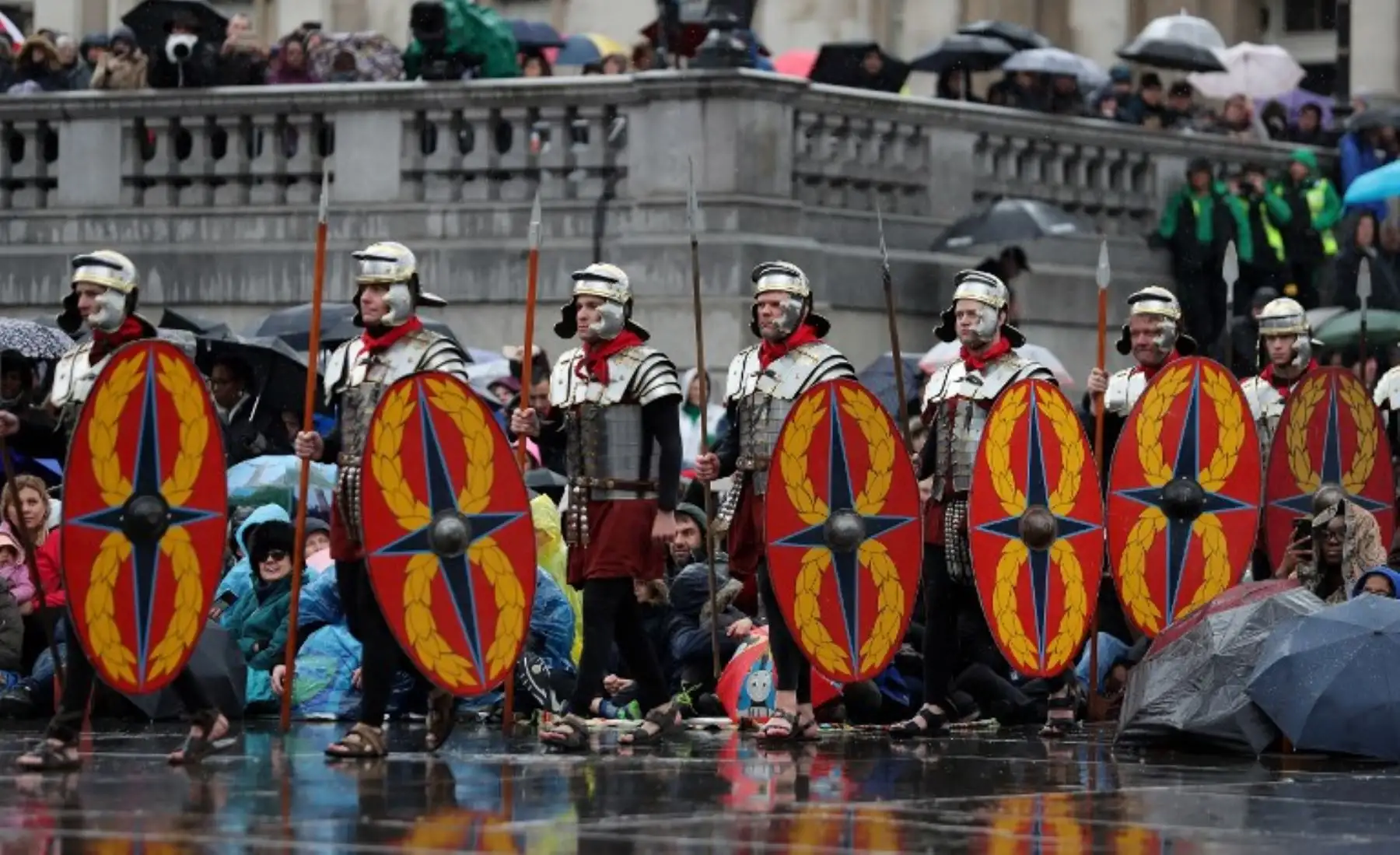 Los actores interpretan a los guardias romanos llevan sus escudos durante la presentación de "La pasión de Jesús" de Wintershall el Viernes Santo en Trafalgar Square en Londres.Foto:AFP
