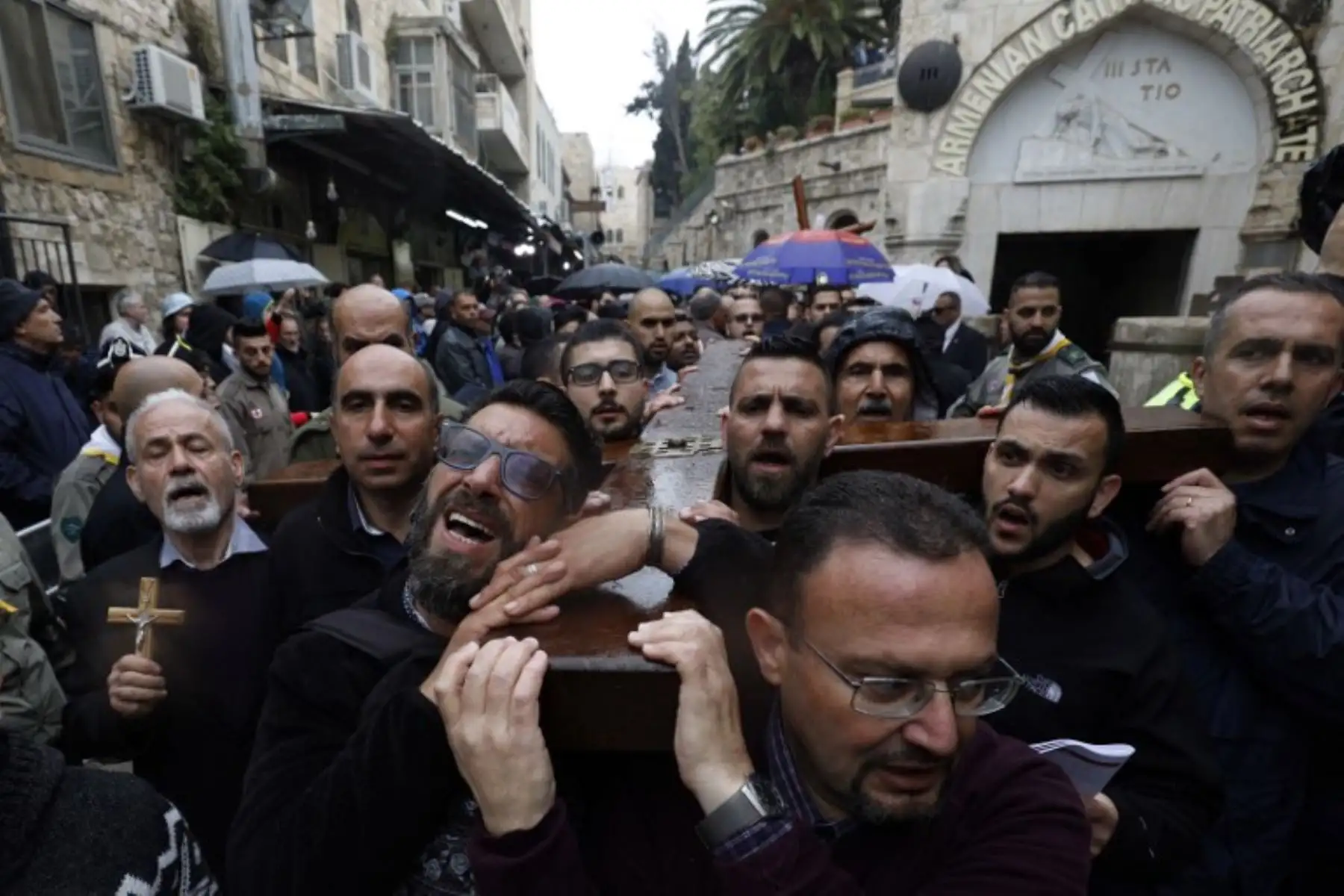 Palestinos llevan una cruz de madera a lo largo de la Vía Dolorosa en la Ciudad Vieja de Jerusalén durante la procesión del Viernes Santo.Foto:AFP