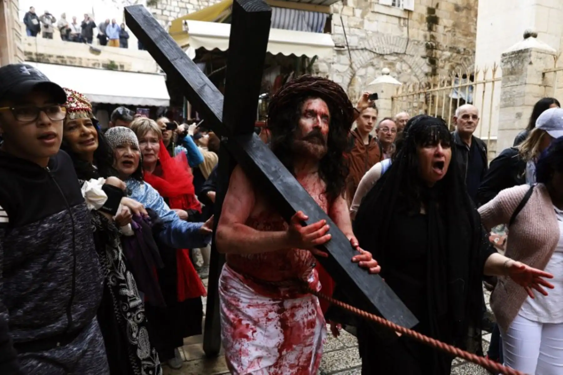 Miles de peregrinos cristianos participaron en la procesion a lo largo del ruta donde, según la tradición, Jesucristo llevó la cruz en su último día antes de su crucifixiónFoto:AFP
