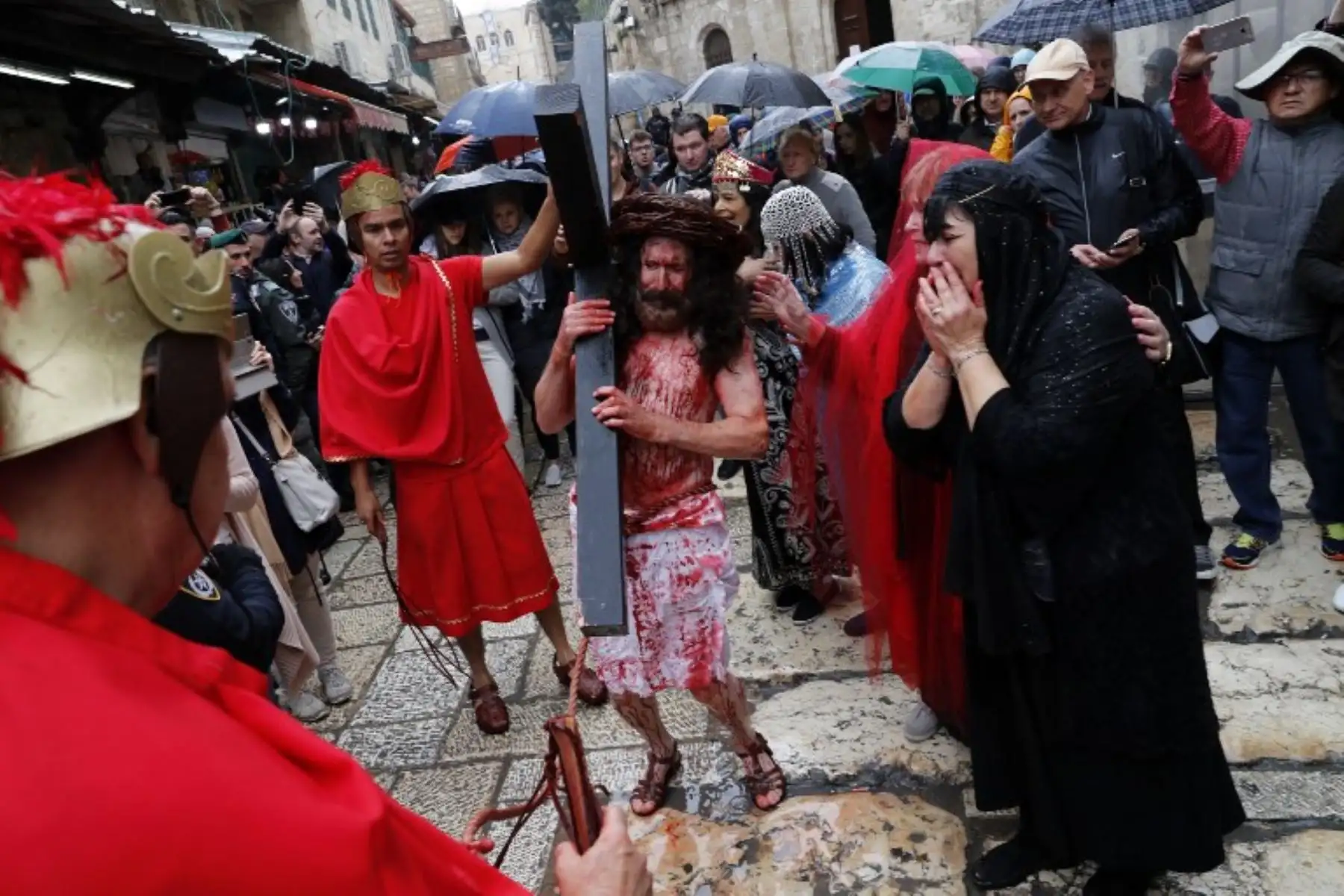 Los cristianos de todo el mundo celebran la Semana Santa en conmemoración de la crucifixión de Jesucristo que condujo a su resurrección en la PascuaFoto:AFP
