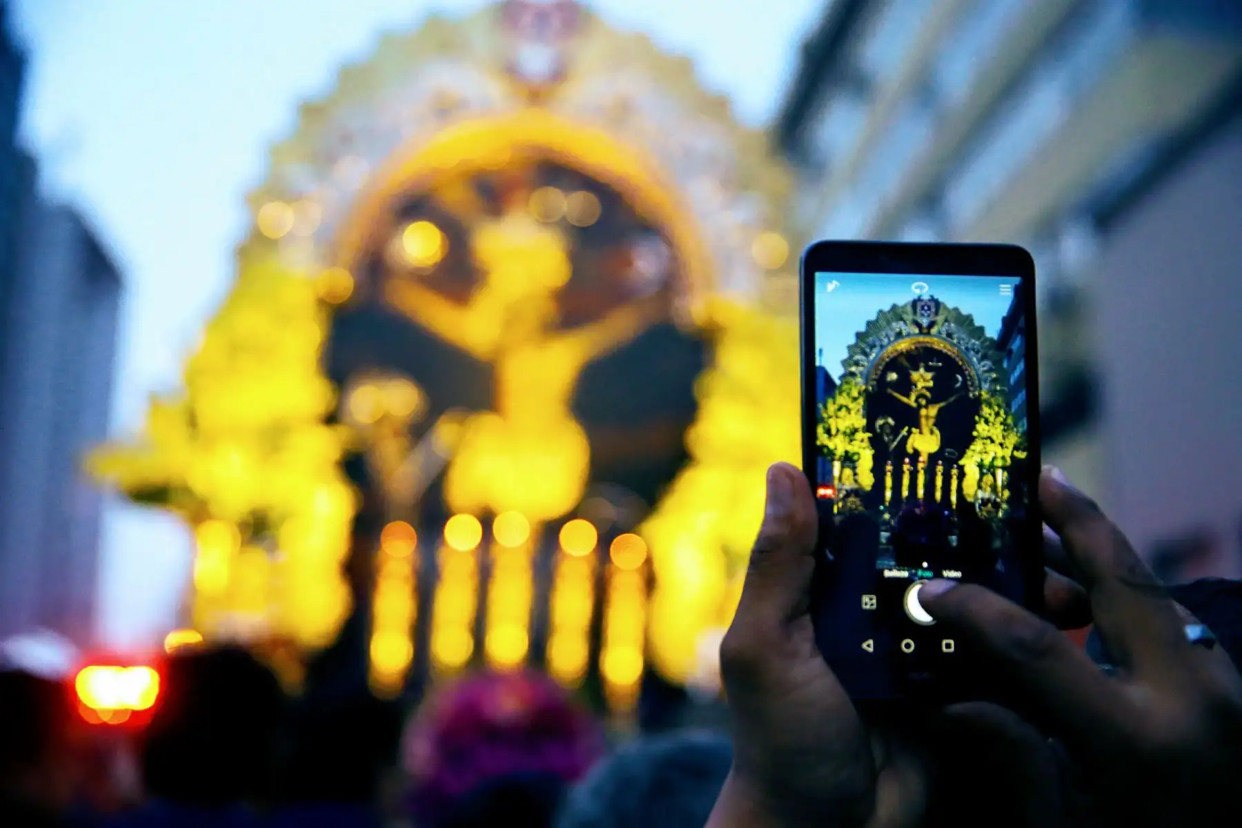Recorrido del Señor de los Milagros por Semana Santa. Foto: ANDINA/Luis Iparraguirre.