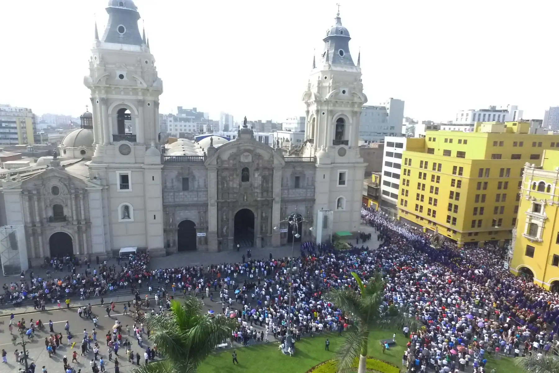 Recorrido del Señor de los Milagros por Semana Santa. Foto: ANDINA/Jhony Laurente.