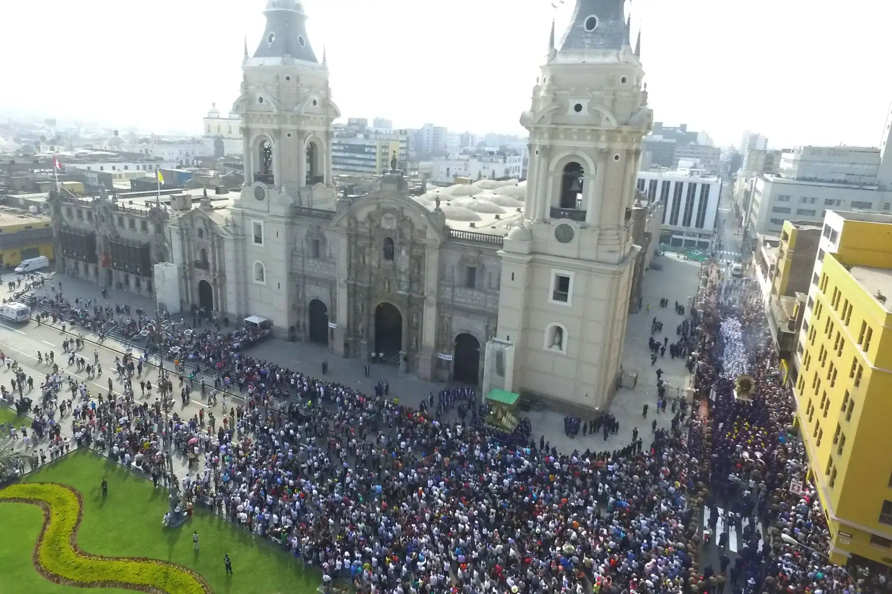 Recorrido del Señor de los Milagros por Semana Santa. Foto: ANDINA/Jhony Laurente.