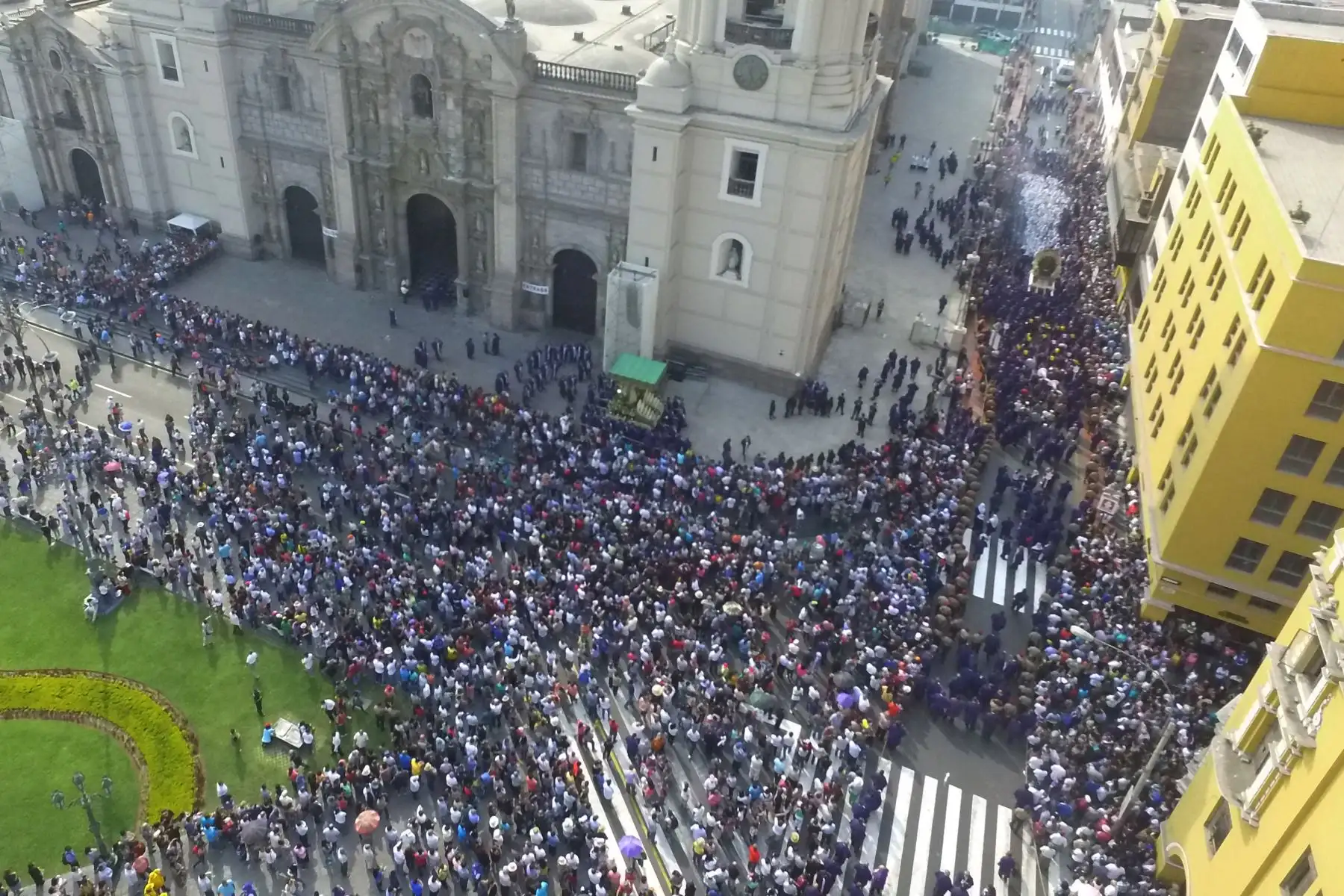 Recorrido del Señor de los Milagros por Semana Santa. Foto: ANDINA/Jhony Laurente.