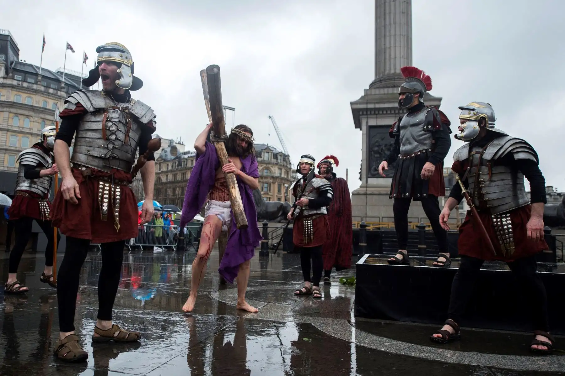 Recreación de la Pasión de Cristo es representada en Trafalgar Square, en el centro de Londres.Foto:EFE