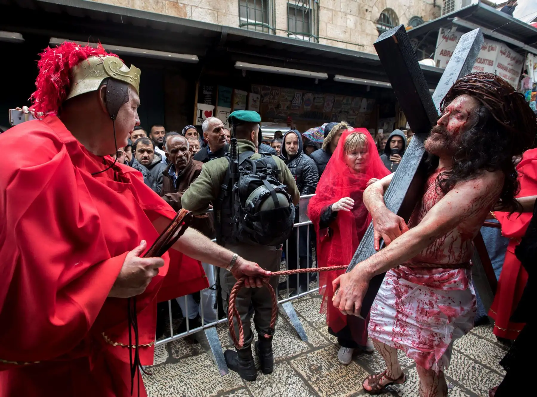 Recreación de  la pasión de Cristo. en la Vía Dolorosa, ruta por la que Jesucristo llevó a su crucifixión, durante las procesiones del Viernes Santo en Jerusalén.Foto:EFE