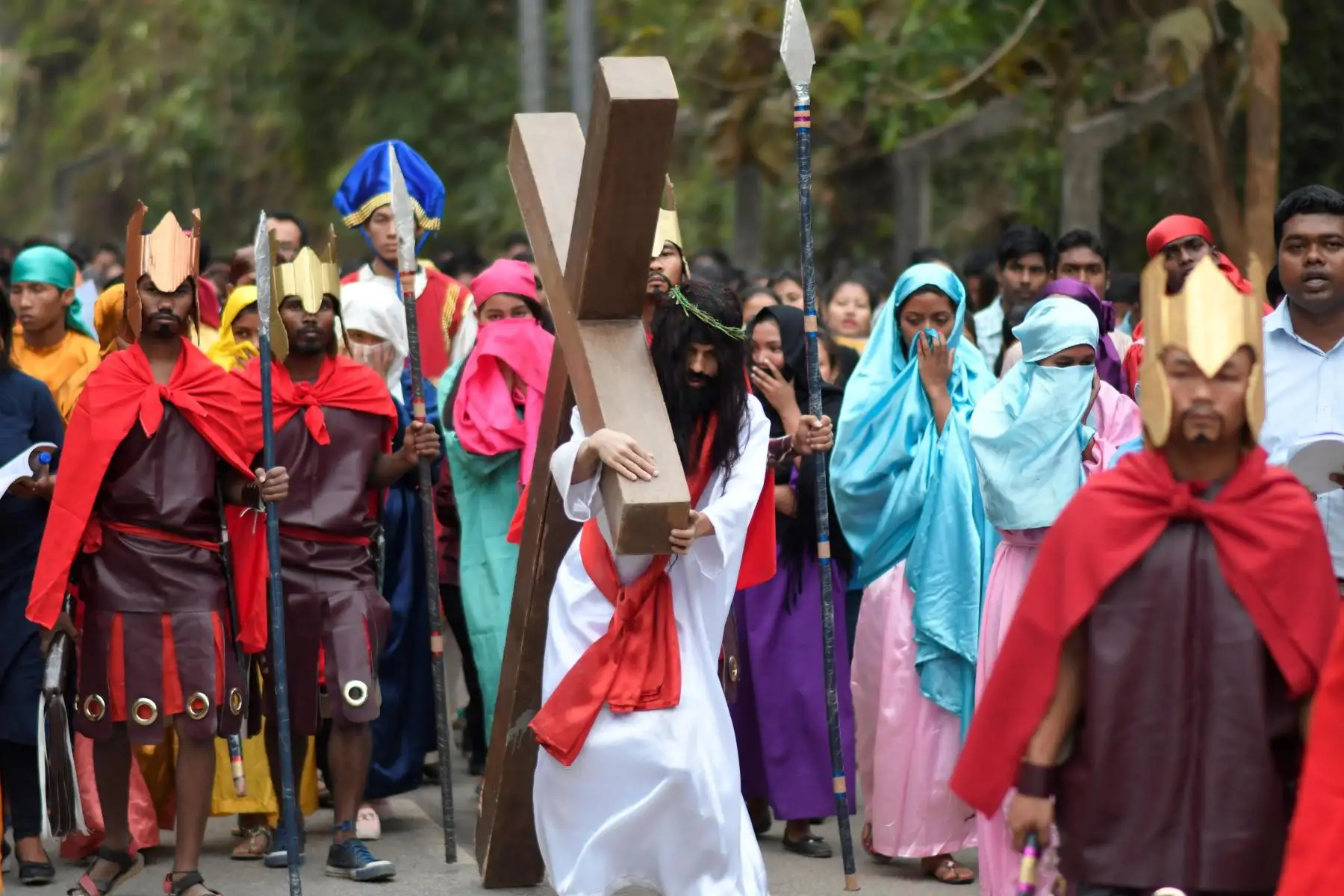 Reconstrucción de la pasión y muerte de Jesucristo durante las celebraciones de Viernes Santo, en la India. Foto:EFE