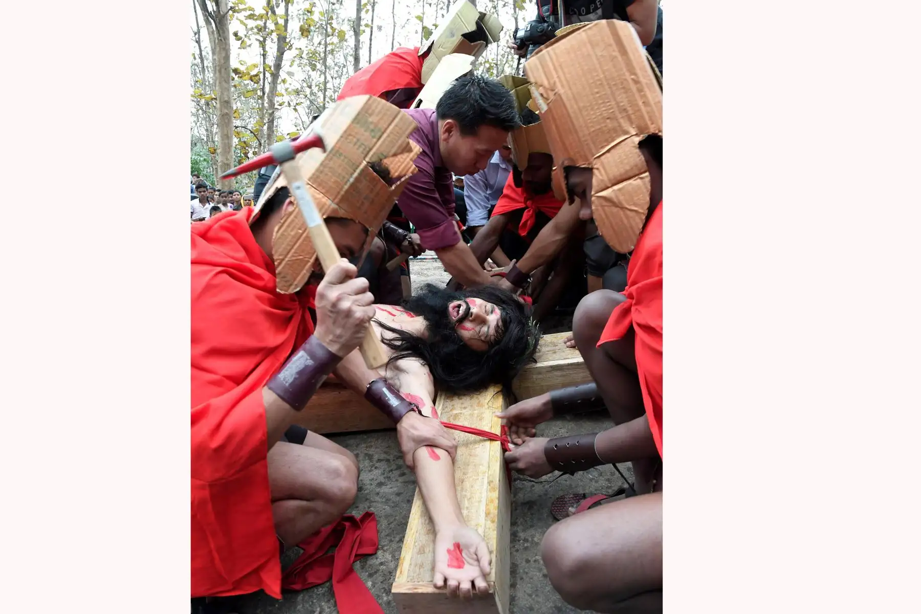 Reconstrucción de la pasión y muerte de Jesucristo durante las celebraciones de Viernes Santo, en la India. Foto:EFE