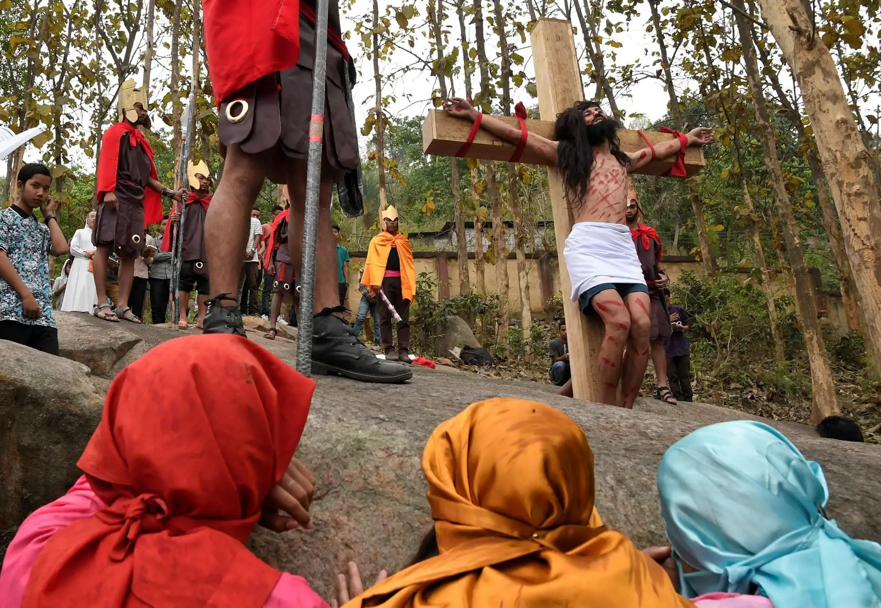 Reconstrucción de la pasión y muerte de Jesucristo durante las celebraciones de Viernes Santo, en la India. Foto:EFE