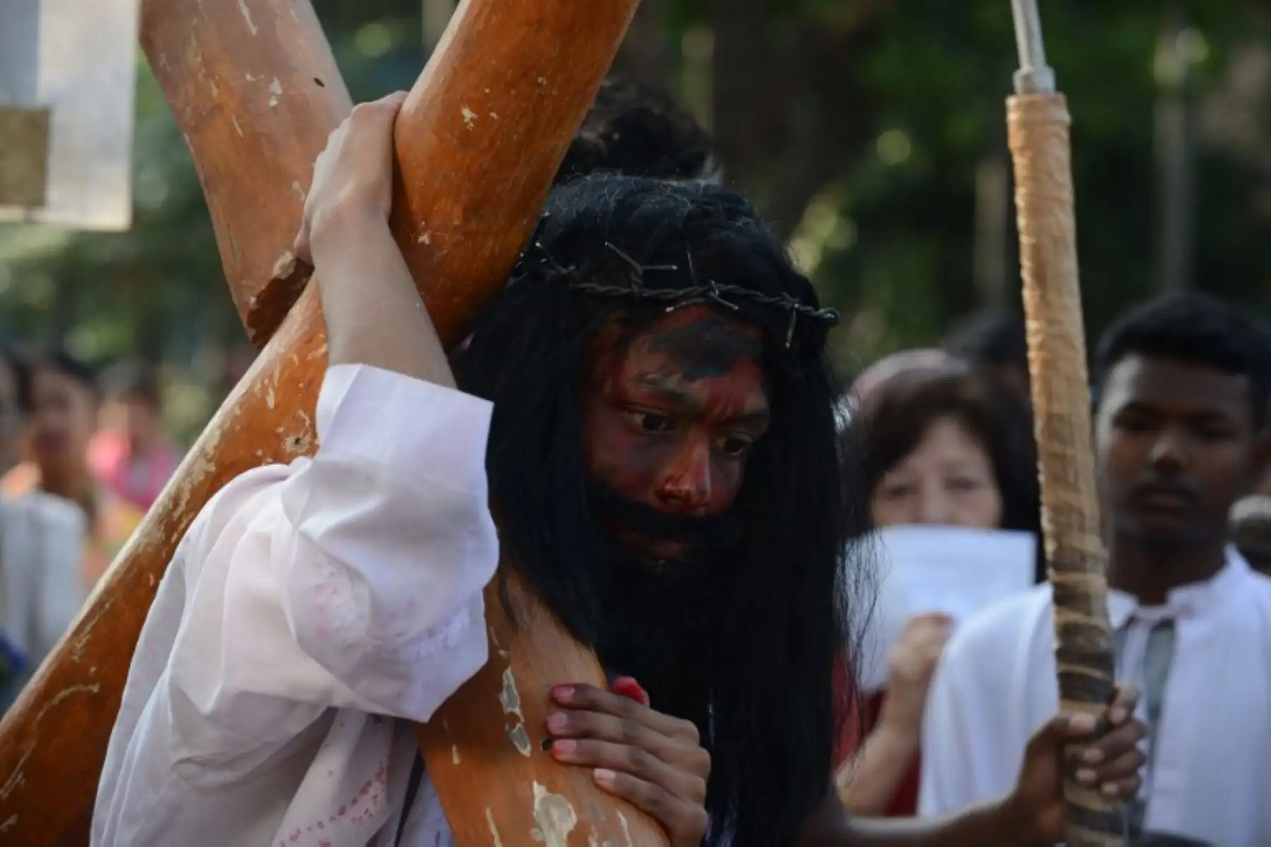 Un devoto cristiano hindú retratando a Jesucristo, lleva una cruz durante una recreación de la crucifixión en una procesión del Viernes Santo en la iglesia Nuestra Señora Reina en Siliguri.Foto:AFP